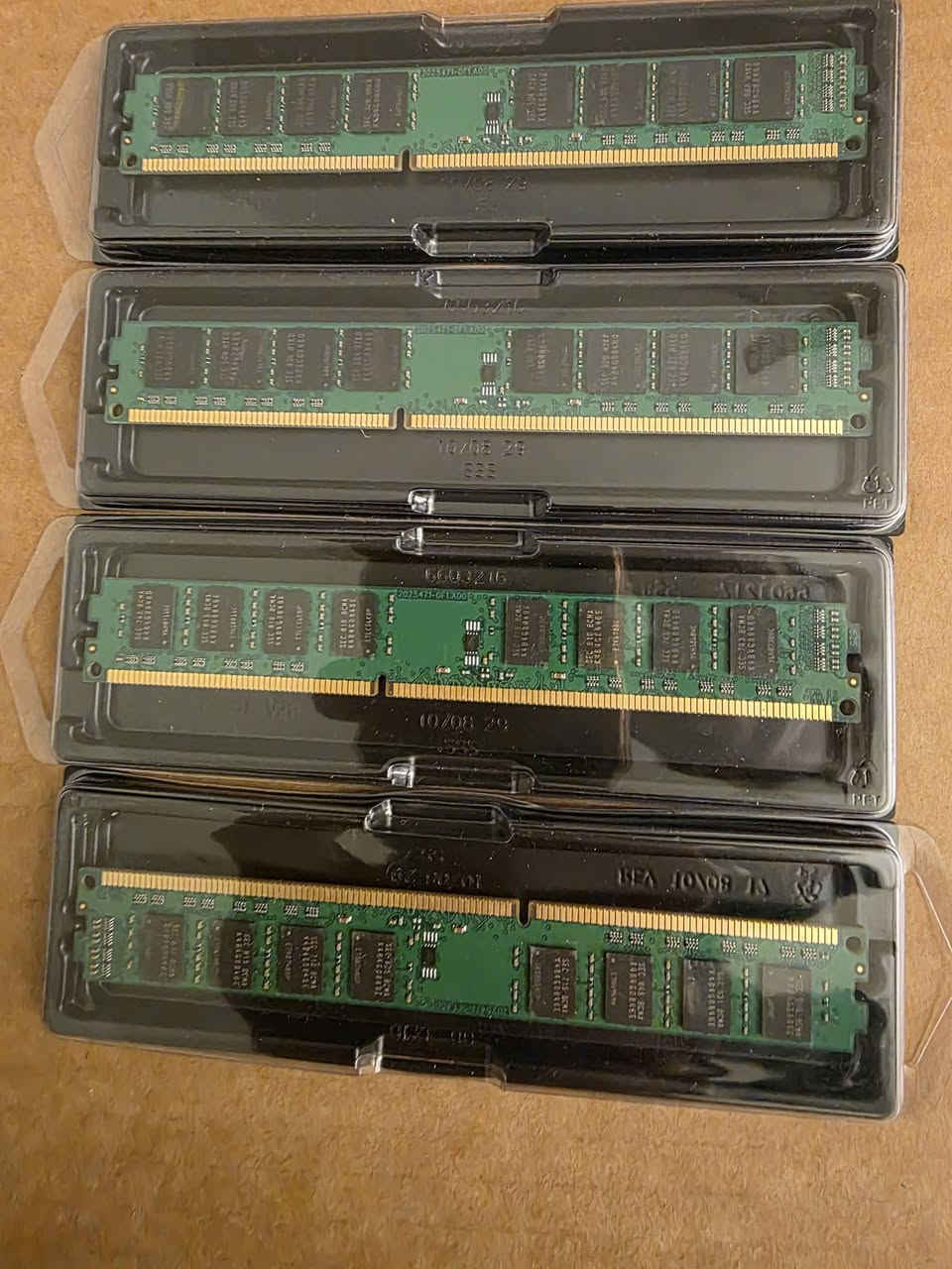 النوع والسرعة: ذاكرة DDR3 بسرعات تردد مختلفة (مثل 1333 ميجاهرتز).
الاستخدام: مصممة لأجهزة الكمبيوتر المكتبية أو خوادم العمل (Workstations). 
المواصفات التقنية: تشير الأكواد الموجودة على الرقائق (مثل SEC 810) إلى أنها من تصنيع شركة سامسونج، وتعمل بجهد قياسي 1.5 فولت. 
الهدف: تُستخدم لزيادة سرعة استجابة الجهاز وقدرته على تعدد المهام.  العدد 50 قطعه انطوني سعر بيهن التواصل ع الرقم ***********
