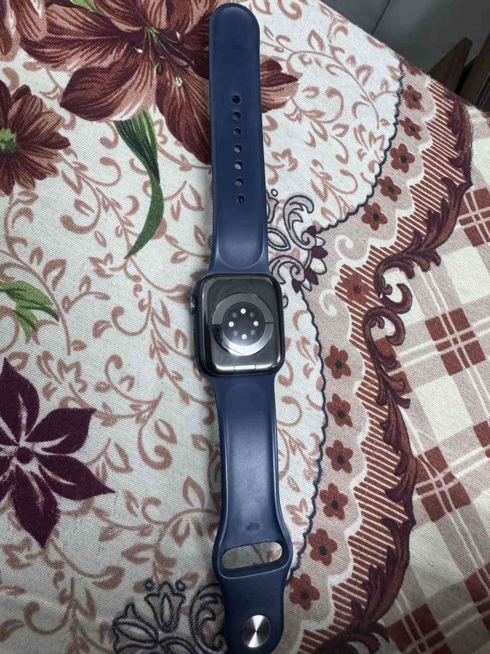 📢 للبيع: ساعة Apple Watch Series 7 (حجم 41mm) - نظيفة جداً مع كامل ملحقاتها
المواصفات والتفاصيل:

 الموديل: Apple Watch Series 7.

 الحجم: 41mm (حجم مريح ومناسب جداً لليد).

 اللون: كحلي مميز (Abyss Blue) مع سير سيليكون أصلي نظيف.

 صحة البطارية: 87% (أداء ممتاز يخدمك يوم كامل براحة

 النظام: تدعم اللغة العربية بالكامل والمكالمات، الإشعارات، الخرائط، والتطبيقات المضافة (مثل تطبيق "تسبيح الزهراء").

📦 الملحقات المشمولة مع البيع:

1. العلبة الأصلية (الكارتونة) الخاصة بالساعة.

2. الشاحن الأصلي من شركة Apple.

3. سير (قشاط) إضافي لتغيير المظهر.

🔎 الحالة العامة:

 الساعة أصلية 100%، مستخدمة بعناية فائقة وبحالة ممتازة وجاهزة للاستخدام فوراً (جميع الصور حقيقية للساعة وتوضح نظافتها).

السعر النهائي 185و بيها مجال حك الجية


**إذا كنت صاحب هذا الإعلان وتريد حذفه لأي سبب، رجاءا أرسل رسالة إلى الدعم الفني**