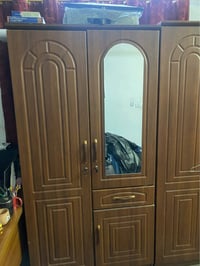 اثاث غرفة للبيع  كنتور بابين بسعر ٥٠ الف كنتور ٣ ابواب بسعر ٨٠ الف مكت...