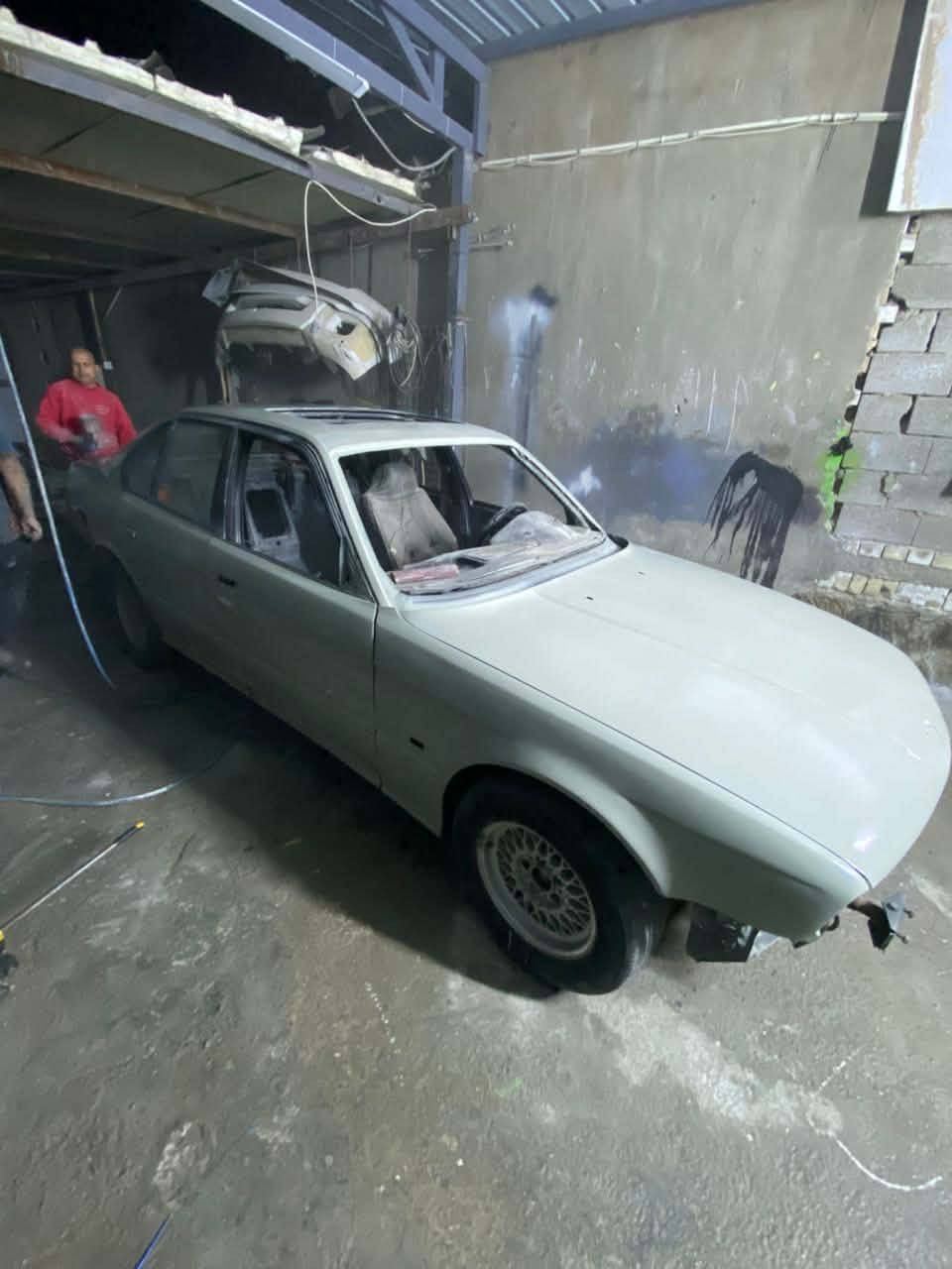 بي ام 535 موديل 91 غراضها كلها موجوده ابيعها على وضعها بس يرادلها صبغ الختام شغاله وتمشي 
السعر 35 ورقه وبيها مجال 
***********
