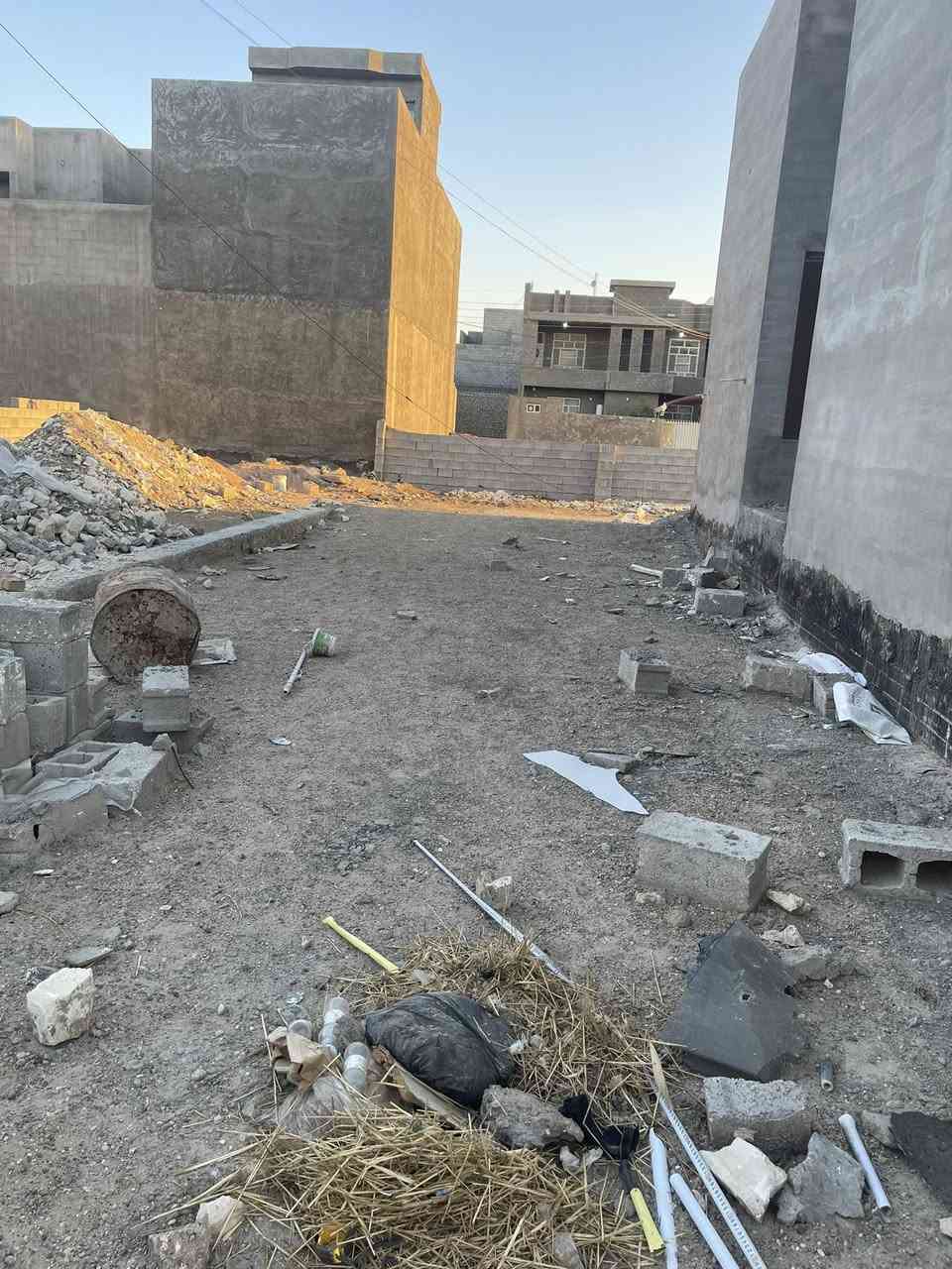 قطعه ارض للبيع الكورنيش جهه الحوز المساحه 96 متر الواجهه 6 النزال 16 م السعر 55 مليون بي مجال بسيط 
*********** عماد الحلاق
