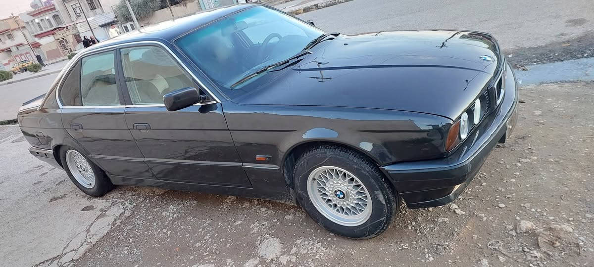 سلام عليكم 
بي ام 525 
موديل 1991
كبس كير اوتو فول 
تبريد شرط تدفه 
تواير جدد 
مصبوغ عام بدون ضرر 
رقم كركوك شرعي بل الموصل 
فقط تحويل 
داخل مخمل 
بيها دفتر بانزين 
سعرها ٦٣

***********
***********
