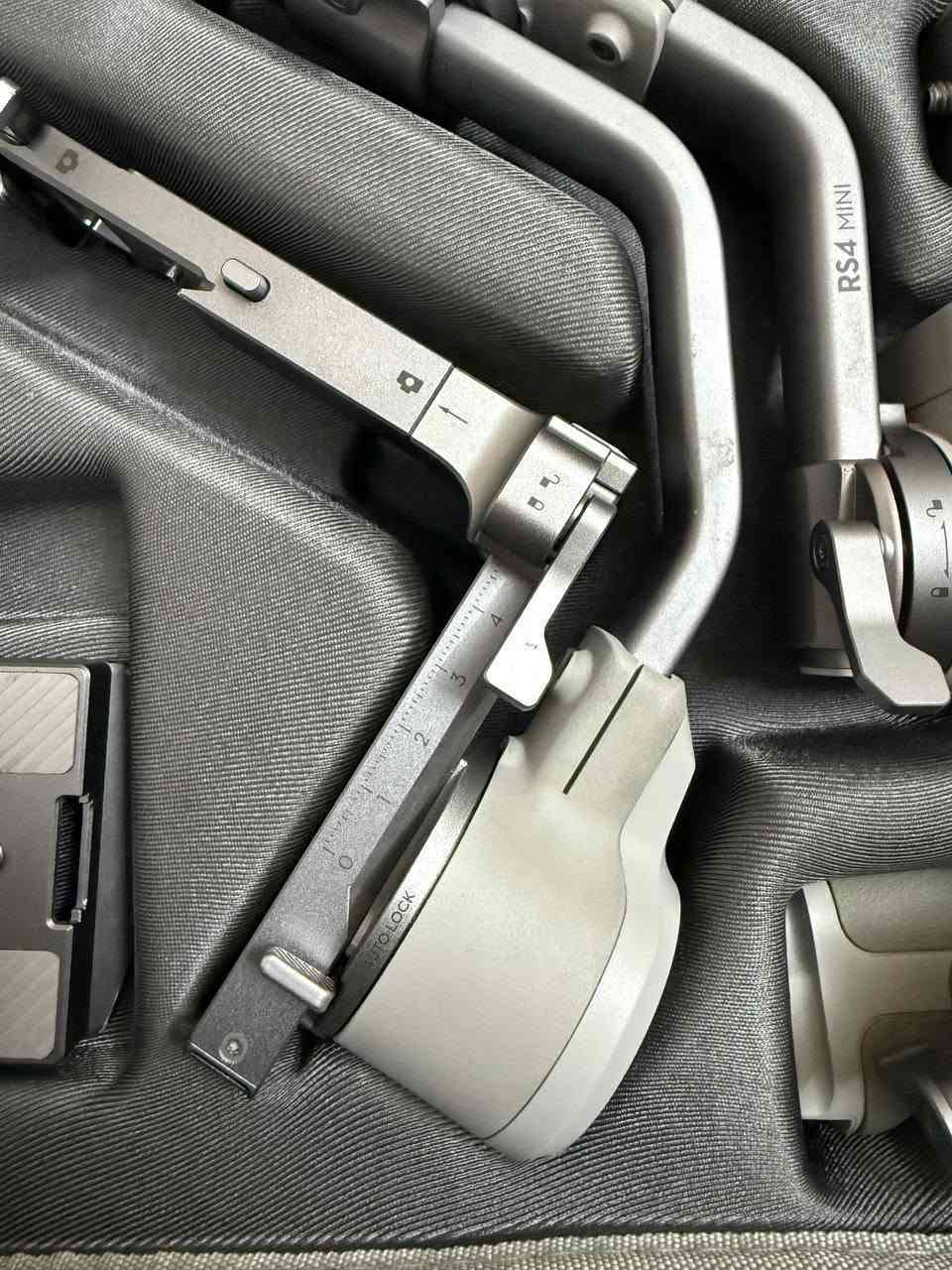 Dji RS 4 mini combo
نضيف جدا نضافته ١٠٠٪ مستخدمه كم مره فقط كامل ملحقات هوه وكارتونه

للبيع مكان بغداد
رقم
9647714165526


**إذا كنت صاحب هذا الإعلان وتريد حذفه لأي سبب، رجاءا أرسل رسالة إلى الدعم الفني**