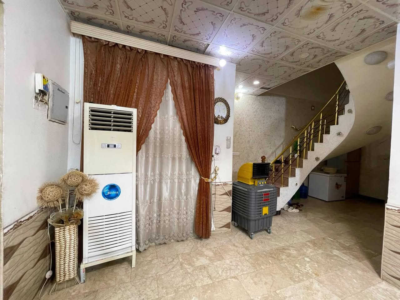 دار سكن للبيع
طابو صرف ديوانية
حي الوحدة 4
خلف الشارع العام السايدين 
قرب مدرسة زينب (ع) 
المساحة 150 M الواجهة 7.5 M
بناء حديث درجة اولى
طابقين الاول مسلح والثاني عگاده 
يحتوي على... 
غرف النوم عدد 2 / أستقبال / صالة عدد 2 
مطبخ / مجمع صحي عدد 2 / گراج سيارة
الارضية مرمر درجة اولى 
                       مراجعة
مكتب مهدي العتابي للعقار ديوانية الجزائر مقابل فندق برج الامراء للاستفسار
*********** مهدي العتابي 
*********** حيدر الفتلاوي
***********
