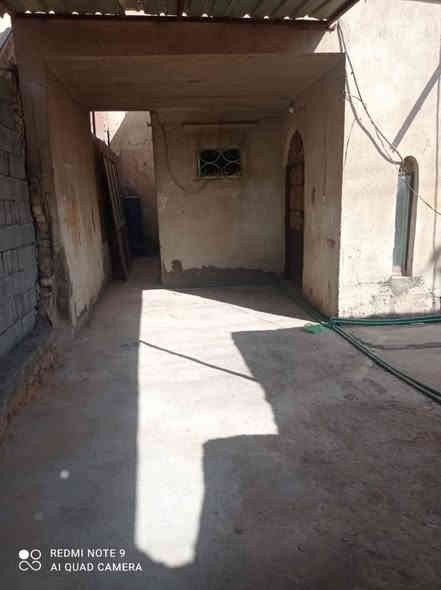 سلام عليكم بيت للايجار مساحه 200متر طابقين 3غرف نوم وهول واستقبال ومطبخ وصحيات الايجار 600بشهر العنوان حي العسكري قطاع 15 الشارع العام مقابيل 13 مقابل عمارة السوداني رقم الهاتف ***********
