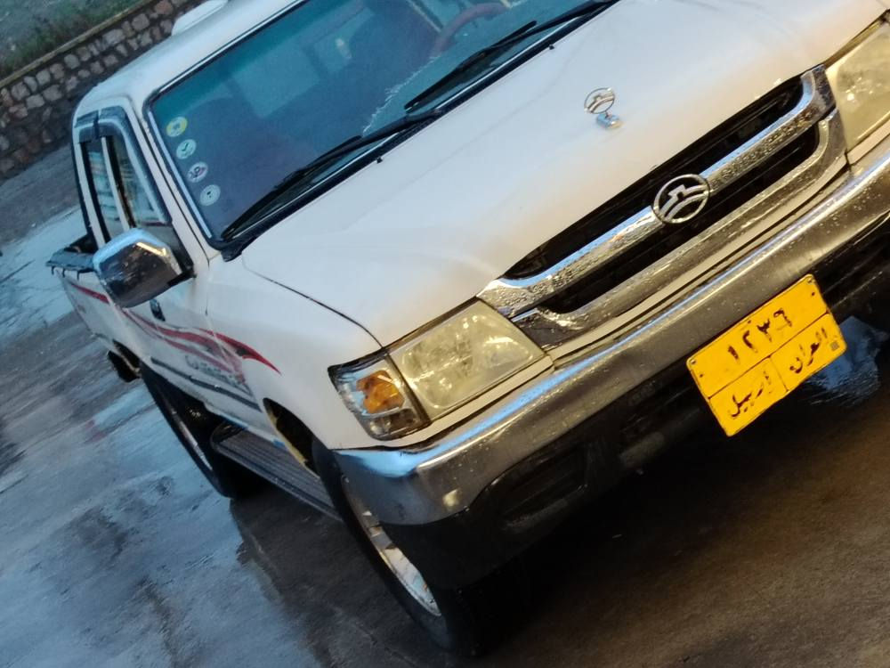 پیکب دير موديل 2006 
ژینگەی دراوەسەنەوی تازە بەسەرچوە
کاڵبونەوەی نیە دەعمی نیە
حیزام بۆیاغ کراوە بۆجوانی
گێرومەكينه و ئەکسل بەشەرت
چوارتایەی تازە بۆبەستراوە
توندو تۆڵە بێ مەسرەفە
***********ڤایبەر وەتس ئەپ
***********لەشاری کۆیەم
57وەرەقەو مەجالێکی کەم كويسينجاك, أربيل
