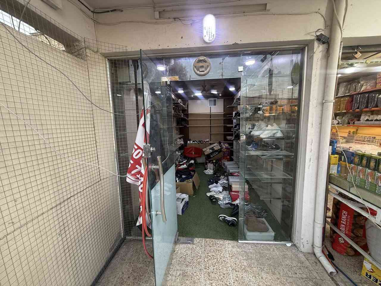 للبيع للبيع محل تجاري في حي نور على سايدين دانية ماركت
مساحة 12.5متر   واجهة2.5متر   عمق5متر
سعر الايجار شهرياً: 400 الف قفل

للاستفسار تواصل واتساب فقط 
‏ ‭0775 715 1464‬ اسيا / ‭0750 359 4652‬ كورك
