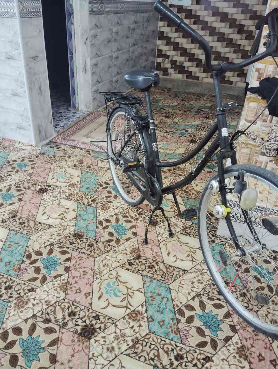 سلام عليكم بايسكل للبيع اللون اسود المكان الديوانيه ال حمد رقم الهاتف للستفسار/ ***********/
