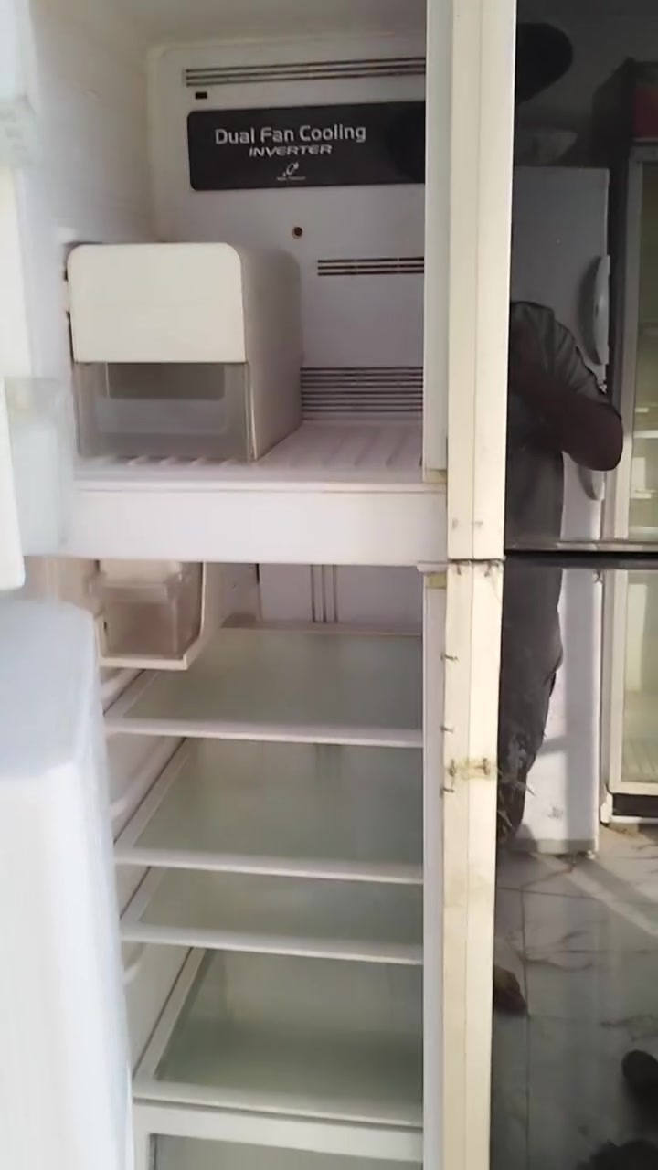 ثلاجه هيتاشي
انفيرتر الاصلي 
شرط الفحص ماتعجبك ترجع 
***********
العنوان كراج حي الزهور

