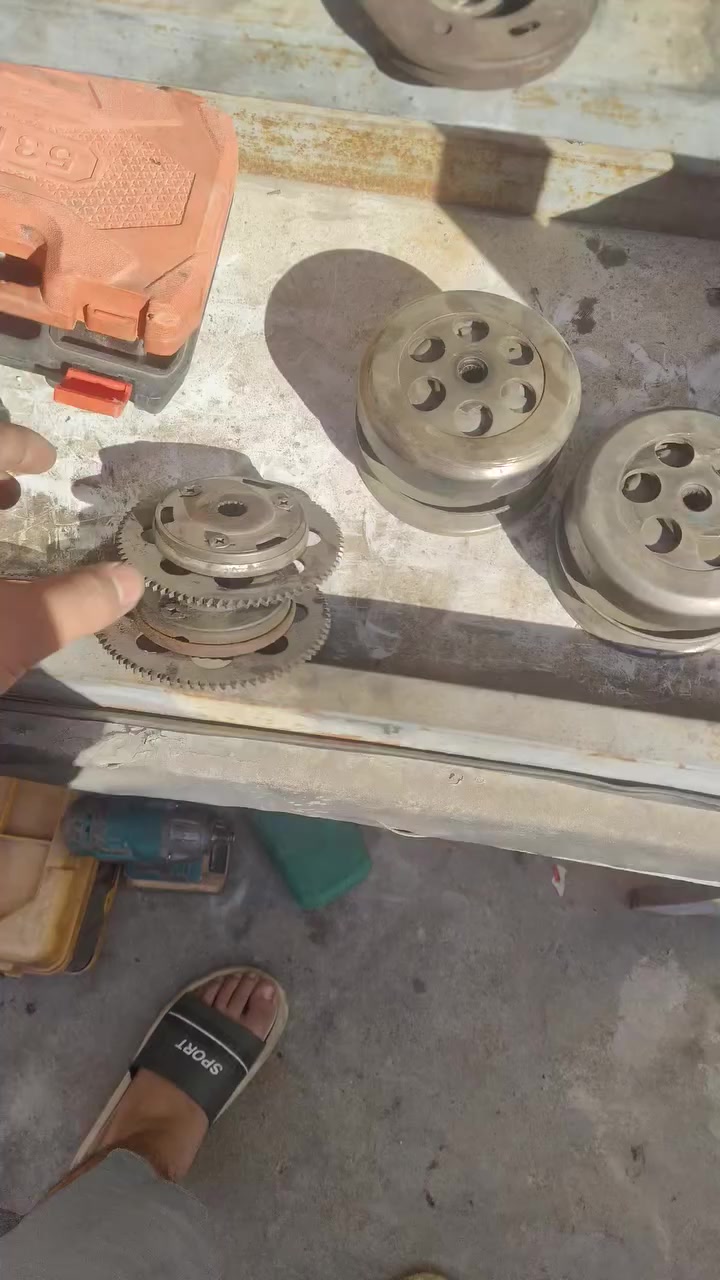 السلام عليكم شباب عندي غراض للبيع
لحية وترايش ب20 وبي مجال 
كفرات كاملة غدة الماسدة ب20 وبي مجال 
حاضنة دشبول ابيع عدة الدشبول بس الحاضنة هية وجاملغ الخلفي وسوادب15وبي مجال 
كلجات2 ورولجز 2 ولبة ب35 وبيهن مجال 
بك لايت كامل وماسدة ب15 وبي مجال 
العنوان بغداد المنصور قرب تمثال ابو جعفر الرقم ***********
