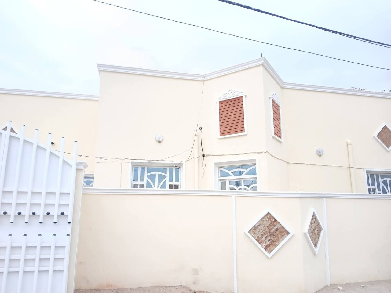 اسلام عليكم
دار للبيع 🏠
حي لأمين شارع التنانير 
ثاني فرع 
يبعد عن الشارع العام ١٠٠ متر 
مساحت البيت400 
حديقه ١٠٠ 
والبناء 300طابو زراعي 
انشمل بل تطويب
متوفر كافت الخدمات ماء مجاري كهرباء مولد
باقي التفاصيل 
اتصال: ***********ابو جعفر
اتصال:***********
مهند
