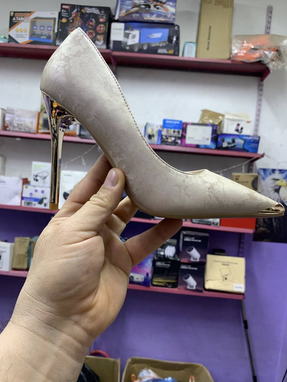 حذاء كعب نسائي جديد غير مستخدم قياس 41 لون أوف وايت السعر 15 مع التوصيل يوجد توصيل جميع المحافظات ***********
