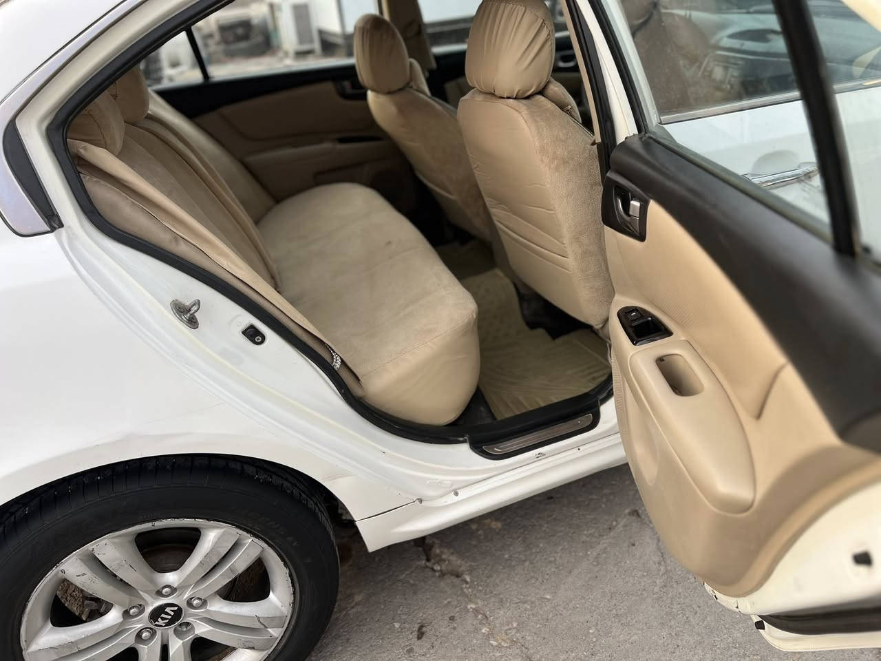 اوبتما موديل 2009 رقم واسط انكليزي سيارة جاهزه مكينة كير حداديه تدفئه تبريد تخم تاير مواصفات السيارة فتحه كشنات جلد  مكينه 2700 مال حديث السياره بيهة صبغ صفحه وقماره بدون لاكلبه ولاتجيه  بس صبغ مكان السيارة واسط الكوت  السعر 98 وبيهة مجال  ***********
