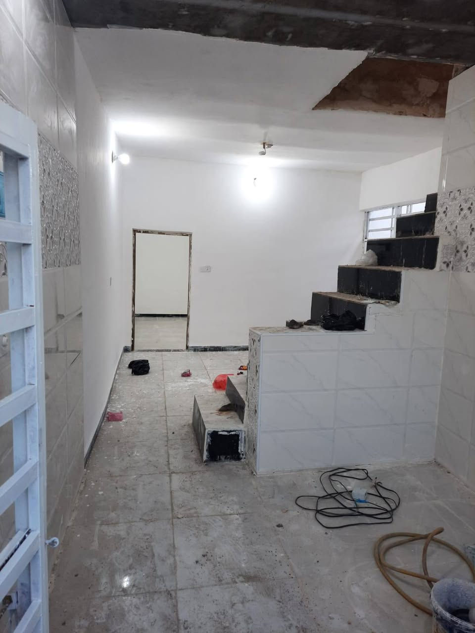 سلام عليكم بيت للبيع المساحه 100 متر اساس صب كونكريت مسلح البناء طابوق السقف اعكاده يحتوي علا غرفه ومطبخ مفتوح عل صاله البيت بناء جديد المكان كوفه شارع الحوزه السعر 22 وبيه مجال للاستفسار ***********
