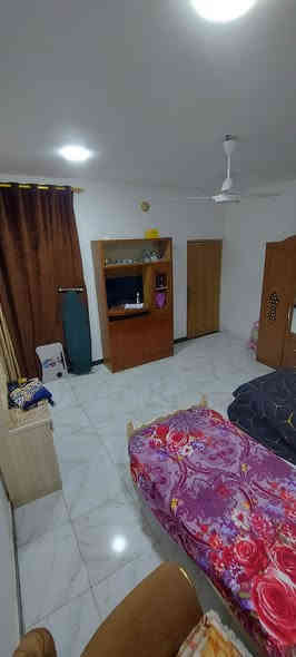 السلام عليكم بيت للبيع المساحة 100متر 20×5 طابقين ثلاث غرف نوم واستقبال وصالة و وطابق الثالث مخزن 5×5 العنوان بستان الكمالية السعر85  الرقم ***********
