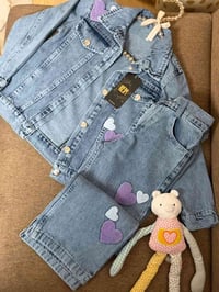 طقم جينز • ٧-١٤ سنوات • مليان قلوب