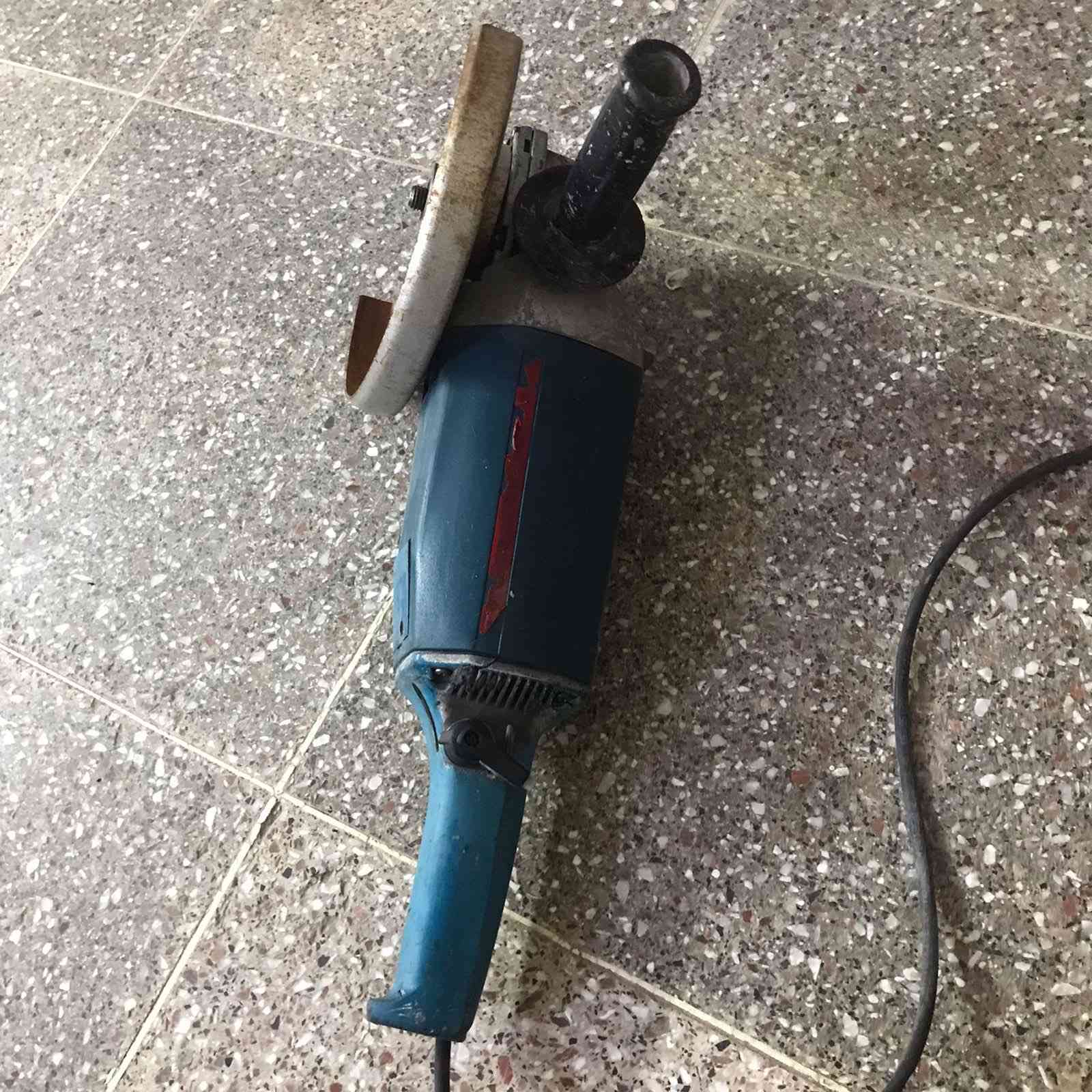 السلام عليكم كوسره بوش الماني مؤسسة نضيفة جداً 230 ملم السعر 85 مكاني بغداد المدائن ***********
