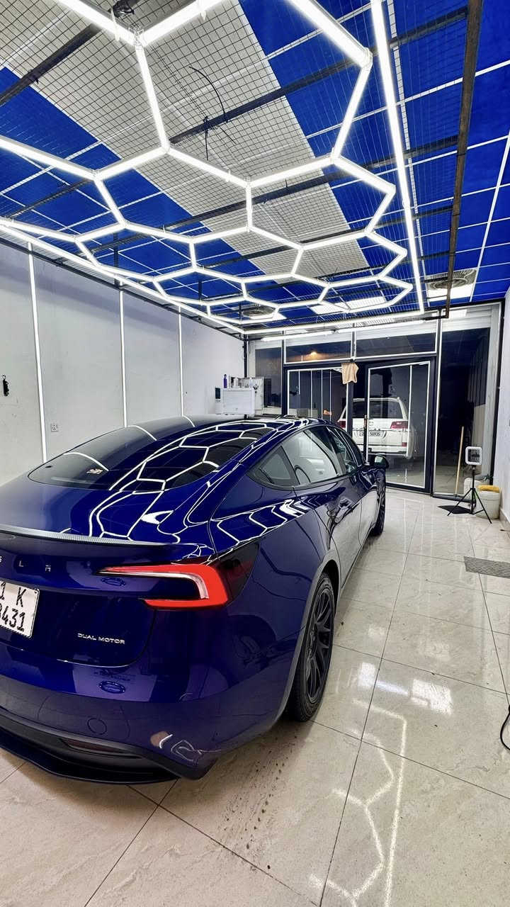 ⚡️ تيسلا موديل 3 (Highland) 2024 - Long Range AWD
الجيل الجديد "هايلاند" - دبل ماطور (دفع كلي) - قمة النظافة والتميز
🐎 الأداء والقوة:
• المحرك: دبل ماطور (Dual Motor) دفع رباعي مستمر AWD.
• القوة: 498 حصان، تسارع مرعب من 0-100 كم/س في 4.4 ثانية فقط.
• المسافة المقطوعة: 19,000 ميل فقط.
• البطارية: نسخة المدى الطويل (Long Range) بآخر تحديث، تدعم الشحن السريع المتطور.
🛠 الإضافات والتميز:
• نظام كاربون فايبر: سستم كاربون فايبر كامل يضيف لمسة رياضية فاخرة.
• العناية: إدامة كاملة، طقم تايرات جديد، مع طبقة نانو سيراميك وبولش لإعطاء لمعة الوكالة وحماية الطلاء.
• الحالة: السيارة بوضع الوكالة (جديدة جداً)، لا تحتاج لأي مصاريف نهائياً.
📲 التكنولوجيا والرفاهية (مواصفات الهايلاند):
• التحكم الذكي: تحكم كامل بالسيارة عن طريق الموبايل (تشغيل، تبريد، قفل، تتبع).
• الشاشات: الشاشة المركزية الكبيرة المتطورة + الشاشة الخلفية الجديدة للتحكم بالمناخ والترفيه لركاب المقاعد الخلفية.
• المقاعد: كراسي جلد كهربائية بالكامل (تحكم بجميع الاتجاهات).
• التدفئة والتبريد: نظام تدفئة وتبريد (Ventilation) لجميع المقاعد (الأمامية والخلفية).
• الإضاءة: نظام الإضاءة المحيطية (Ambient Lighting) الجديد القابل للتخصيص داخل المقصورة.
• النظام الصوتي: نظام صوتي متطور (Premium Sound) يوفر تجربة سينمائية.
🛡 الأمان والأنظمة الذكية:
• الرادارات: نظام رادارات تيسلا المتطور (Tesla Vision) لكشف المحيط بـ 360 درجة.
• الأوتوبايت (Autopilot): نظام القيادة الذاتية المساعد مع الحفاظ على المسار.
• الحماية: كاميرات تسجيل (Dashcam) ونظام الحماية (Sentry Mode) لمراقبة السيارة أثناء التوقف.
📋 حالة البودي والسعر:
• الحادث: حادث بسيط جداً (بدون دواخل)، تم صبغ 3 قطع (جاملغ أمامي، جاملغ خلفي، بنيد) البنيد لأغراض توحيد اللون والنظافة (كلير) وبدقة عالية جداً.
• السعر: 21,500$ (شدتين و15 ورقة) 💸.
0️⃣7️⃣7️⃣7️⃣5️⃣5️⃣5️⃣4️⃣4️⃣7️⃣6️⃣
***********📱
