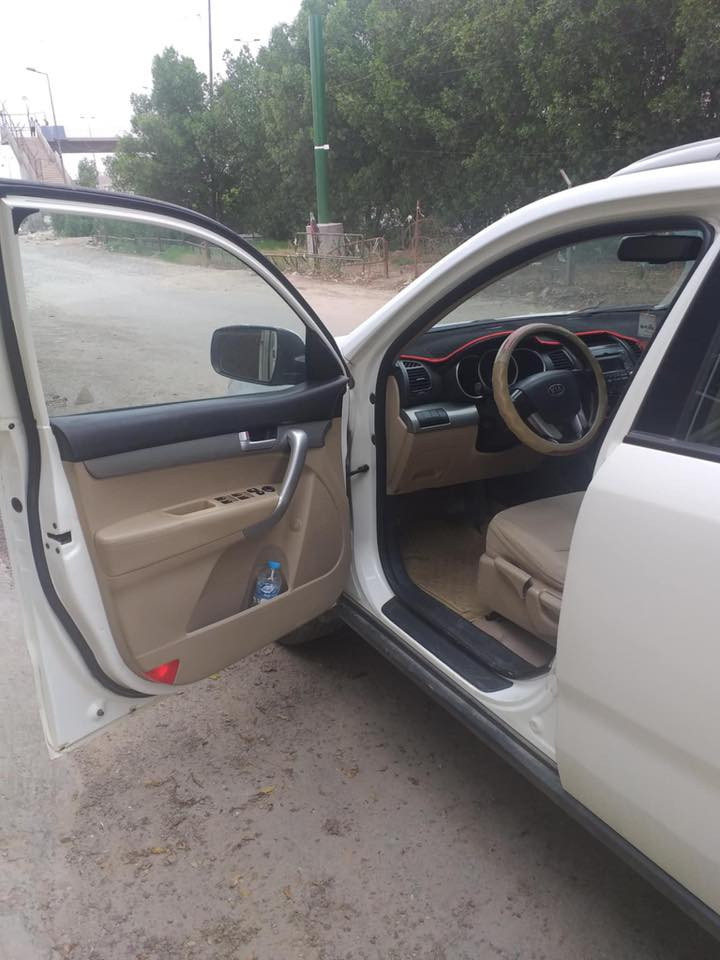 السلام عليكم سورنتو للبيع
موديل ٢٠١٢خليجي أربعه سلندر سلمانيه بيه صبغ قطتين ارباك البرده طاك فقط السعر ١٦٠بيه مجال موصفات سبعه راكب فور ويل ماشيه ٢٠٠الف صدر أمامي وخلفي تخم تاير جديده حتى منضومه مال بانزين جديده السيارة جاهزه من كل شي مال البيت 
 رقمي ***********
