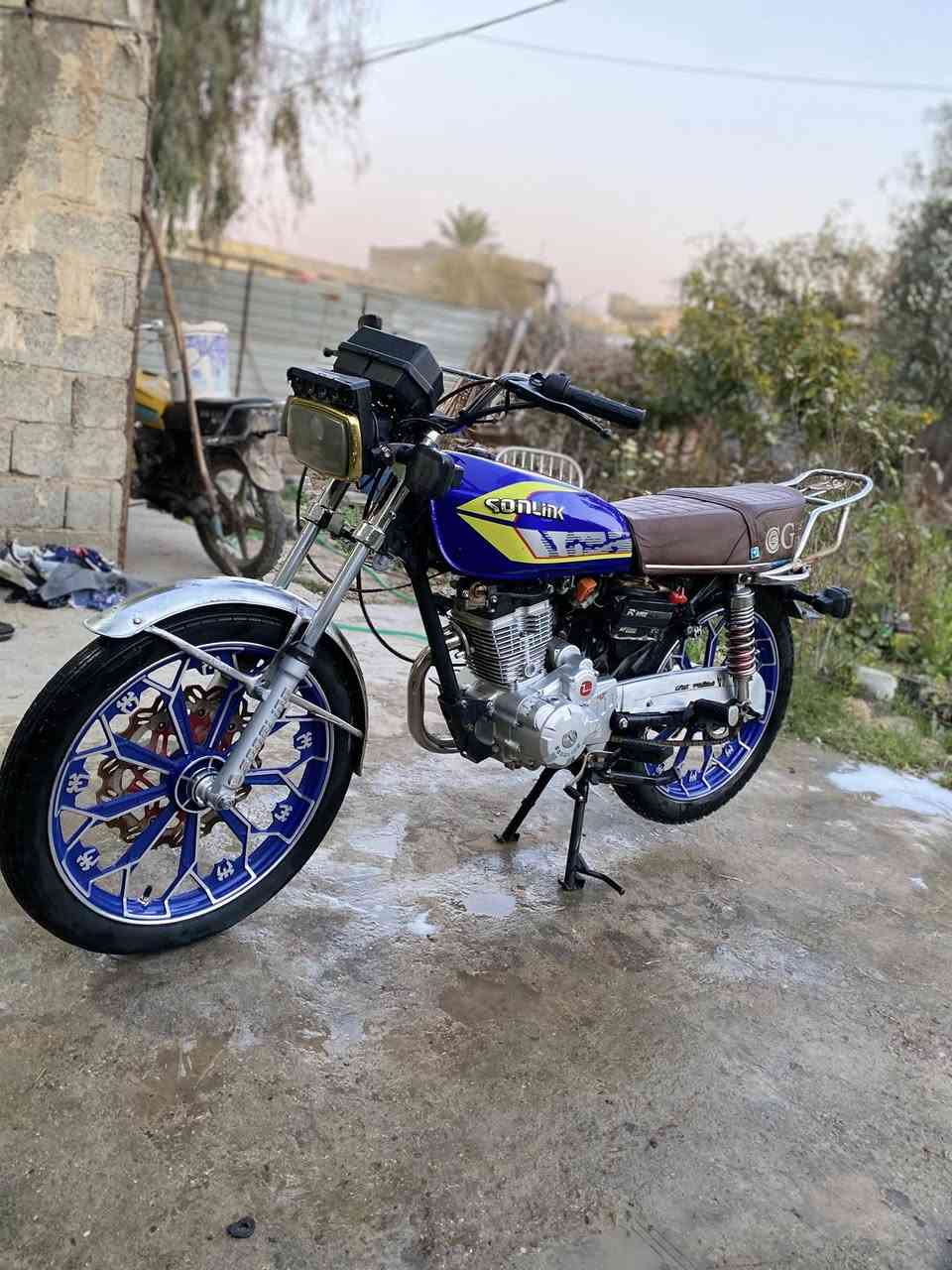 السلام عليكم دراجة للبيع موديل 2025 نضيفة مكينة ناعمة مامفتوحة جديدة دراجة نضيفة دشبول طافي ويرادلهة فچ بريك امامي الباقي كدام عينك سعر 650 وبيهة مجال مكاني بغداد ابو غريب *********** واتساب موجود
