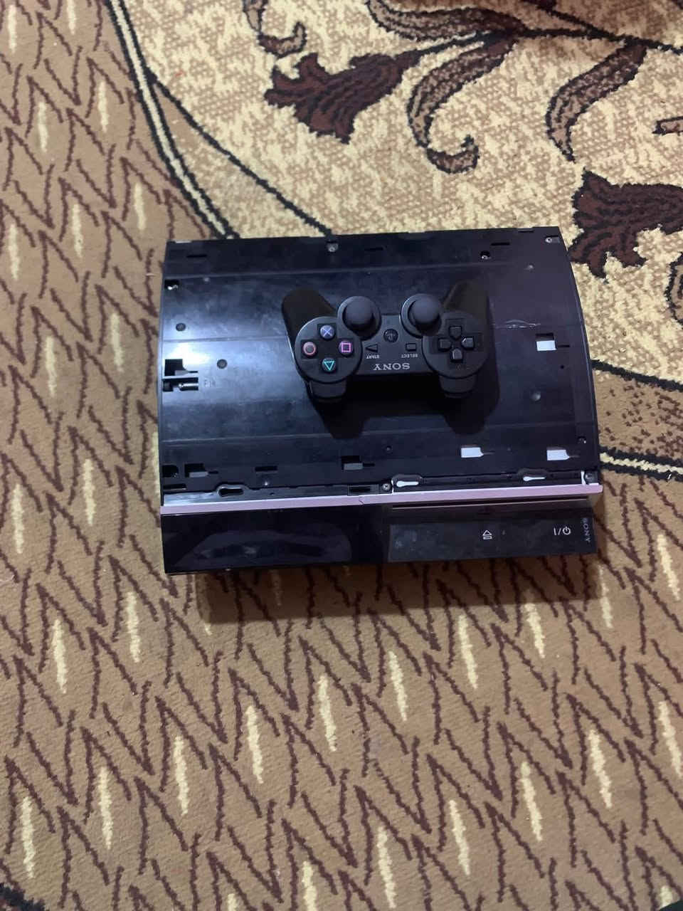 سلام عليكم بلي ٣كامل ملحقات كله شغال مهكر جميع العاب وياه ٢ يدات سعر ٦٠ مكاني بغداد زعفرانيه ***********
