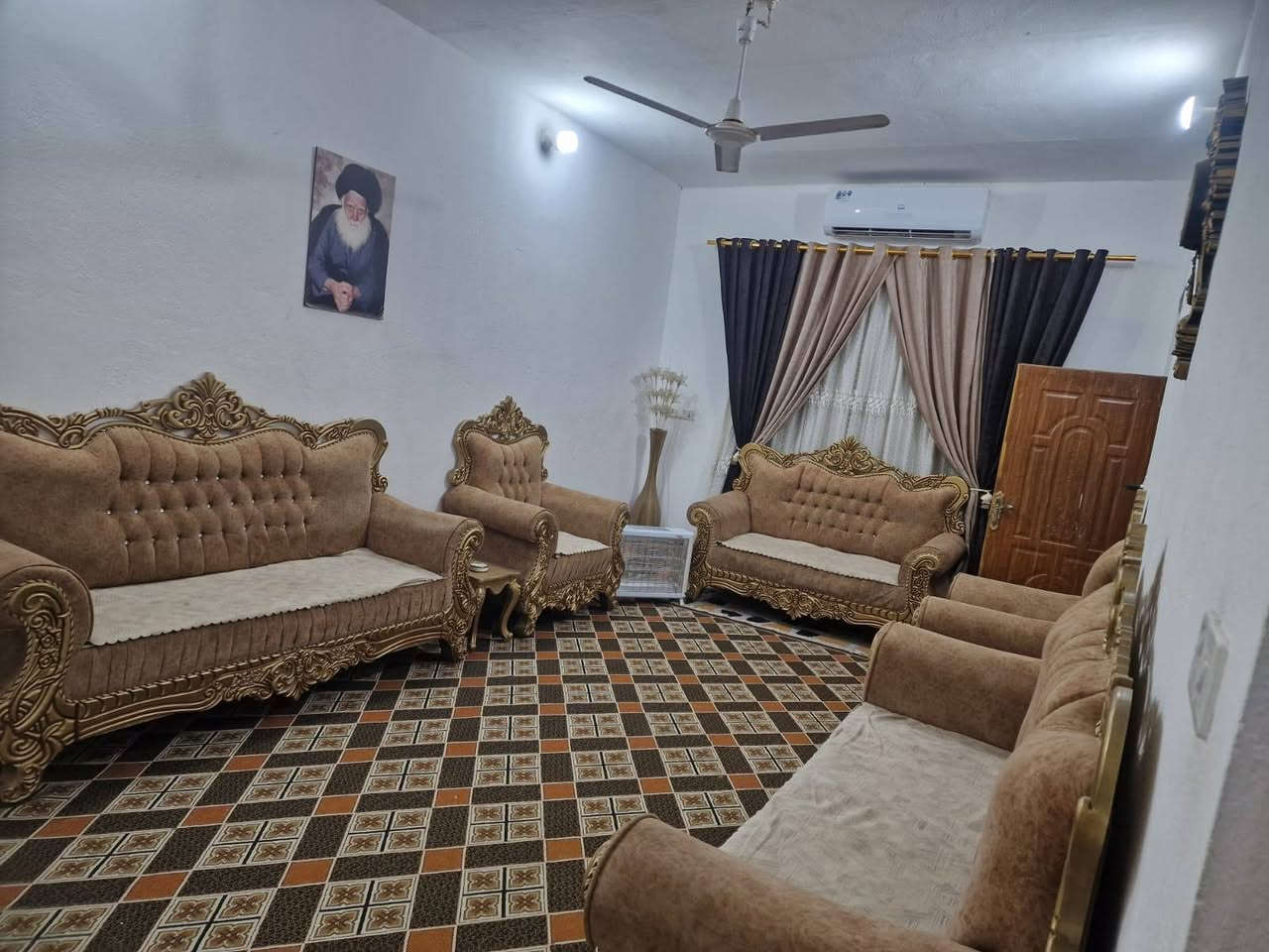 السلام عليكم دار للبيع طابو .. نهاوند الثالثه ٢٠٠ متر عله ساحه وشارع ٢٠  مقابل قسم البلديه .قاط واحد كامل بنيان .رقمالهاتف  ***********
