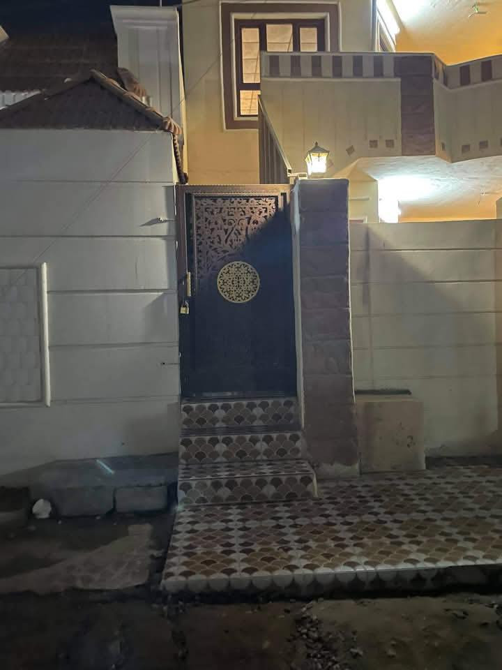 السلام عليكم
دار للايجار دار للايجار طابق ثاني جديد مساحة (200)متر
يحتوي على غرفتين نوم كبيرة وصالة كبيرة ومطبخ ومخزن وحمام غربي وحمام شرقي وبلكونة امامية وبلكونة خلفية ومع سبلت جديد
وكاونترات مطبخ

سعر الايجار (300) الف بالشهر 

العنوان : تكريت القادسية خلف المعارض قرب جامع الغفران ومدرسة الغفران

للاستفسار الاتصال:***********
