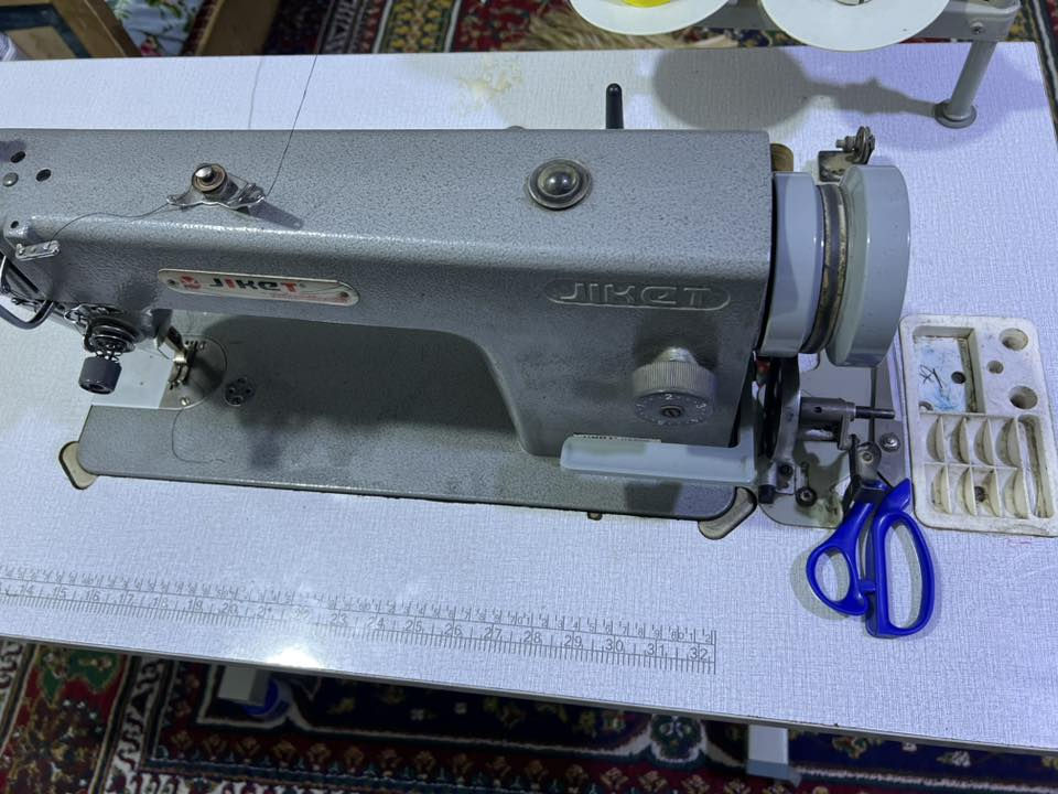سلام عليكم مكينه خياط نضيفه قليل استعمال بيع مال استعجال الصور هيج تعال وشوف بعينك السعر 350وبيها مجال للطيبين  العنوان بغداد الشعله للستفسار***********
