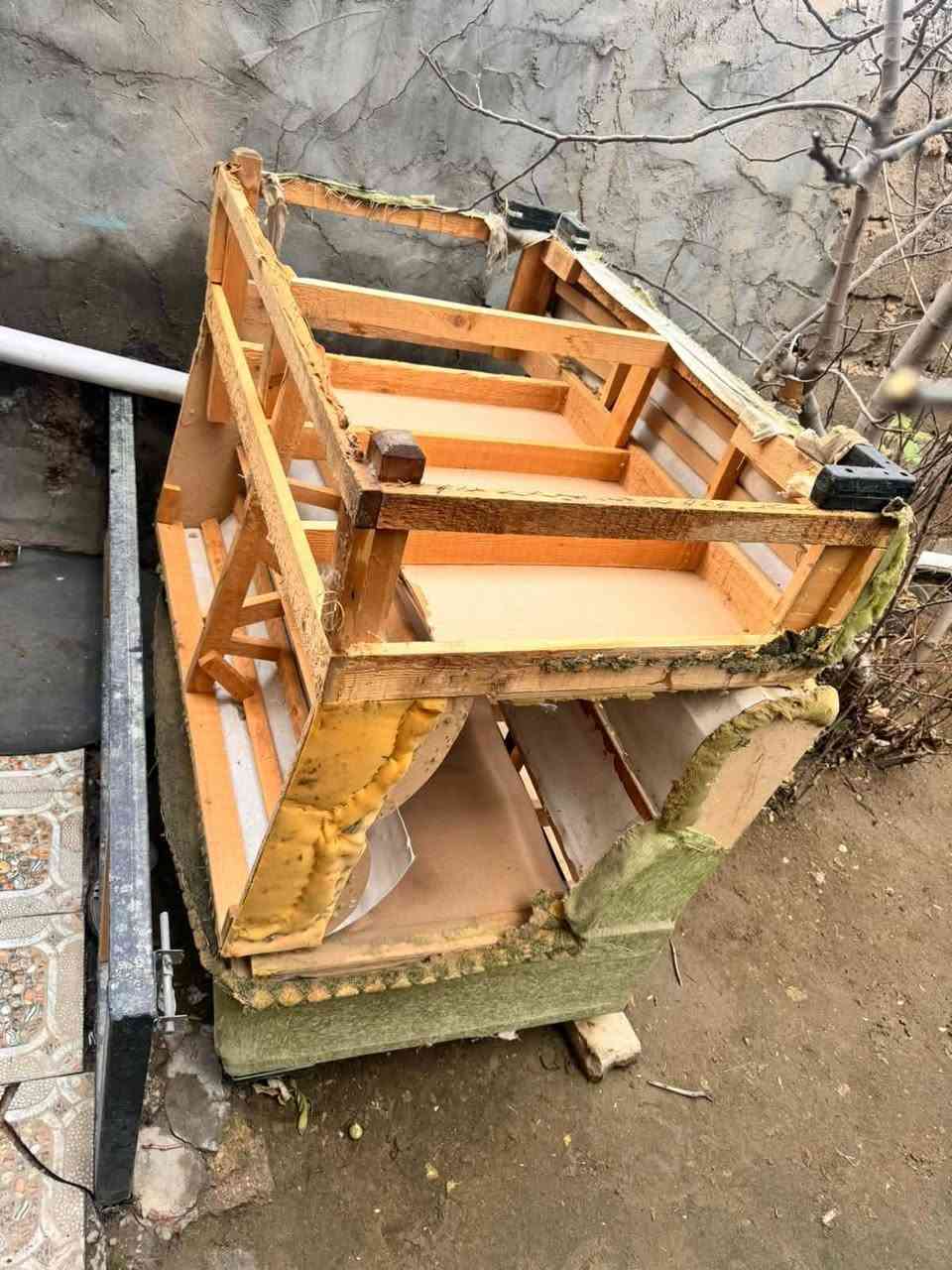 بسم الله الرحمن الرحيم 
هيكل تخم للبيع بدون اي كسر لاصحاب التخامه والدوشمه بدون اي كسر فقط هيكل خشب السعر قيم بما يرضي الله خشب درجة أولا 
مكاني حي الاسرى الافراز 
***********
***********
