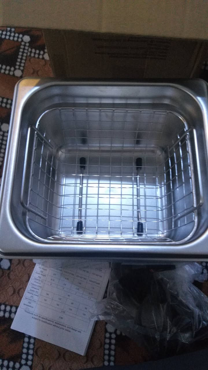 جهاز تنظيف ألتراسونيك (Ultrasonic Cleaner) من شركة VEVOR العالمية 💎✨
​جديد كارتون (زيرو) لـوك، غير مستعمل نهائياً وبكامل ملحقاته.
​النوع الأصلي المتين والمطلوب جداً لأصحاب محلات الصياغة، مصلحي الموبايلات والإلكترونيات، الساعات، عيادات الأسنان، والنظارات.
​💡 أهم المواصفات:

​الموديل: VEVOR JPS-10A (السعة 2 لتر).

​الكهرباء: 220V - 240V (بلادي يشتغل على كهرباء البيت والمولدة مباشرة، ما يحتاج محولة).

​التردد: 40KHz أمواج فوق صوتية للتنظيف العميق وإزالة الأوساخ والرطوبة من أدق الأماكن.

​المميزات: يحتوي على هيتر داخلي (تسخين للمي) للتعقيم والتنظيف الاحترافي، مع شاشة رقمية للتحكم بالوقت والحرارة.

​استهلاك الطاقة: اقتصادي جداً (أقل من أمبير واحد بكامل طاقته).

​💵 السعر: 100,000 دينار (قفل).
📍


**إذا كنت صاحب هذا الإعلان وتريد حذفه لأي سبب، رجاءا أرسل رسالة إلى الدعم الفني**