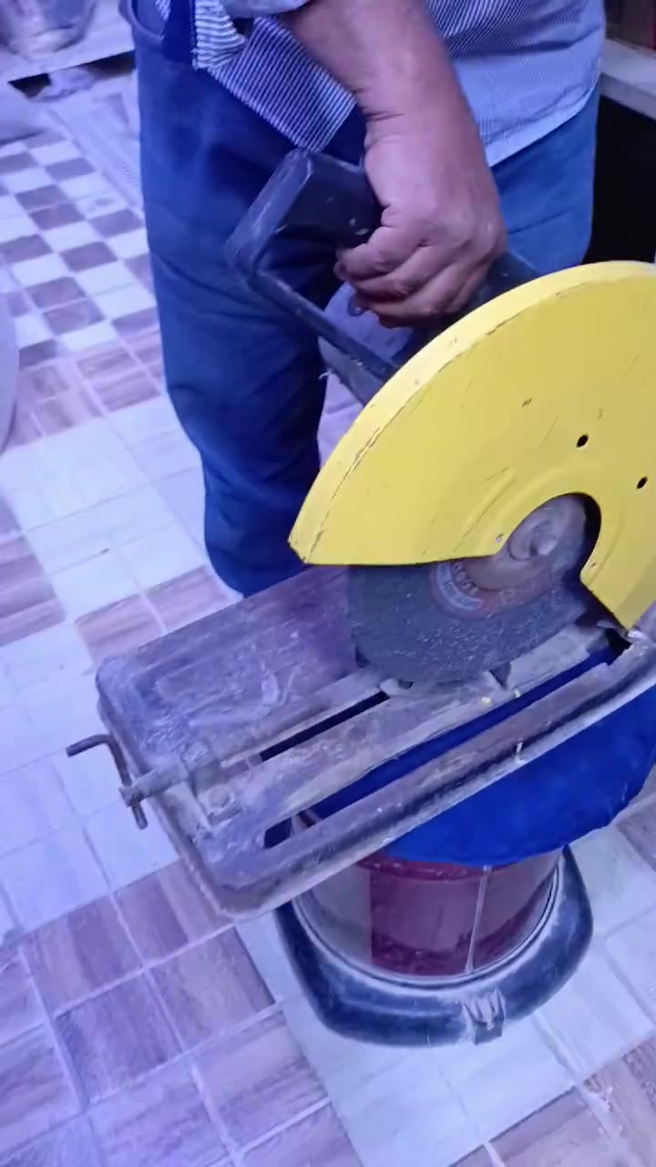 سلام عليكم غراض للبيع مناشير ودرين ورنده السعر توصل على هاذة الرقم***********
