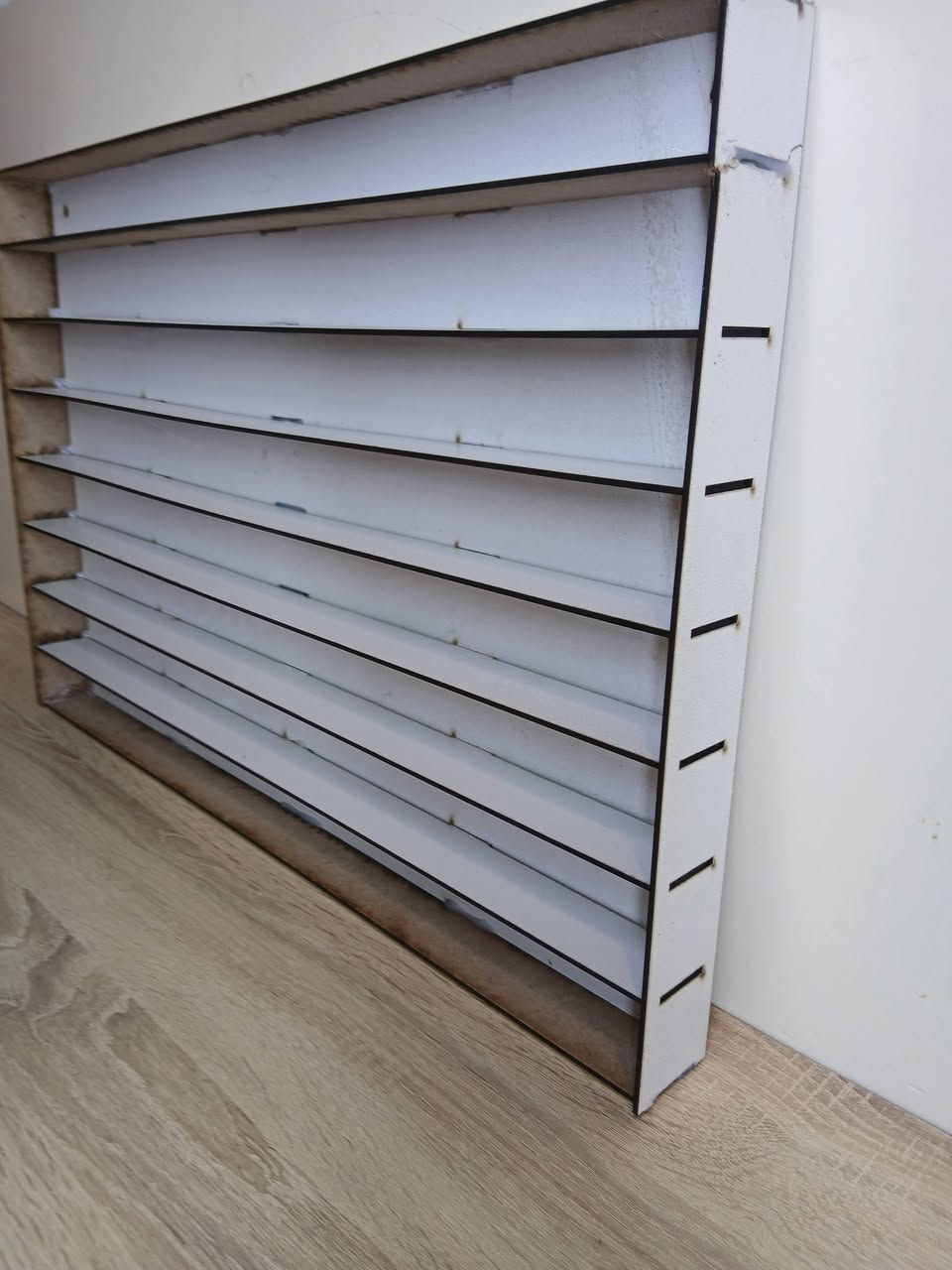 السلام عليكم 
متوفر رفوف حسب الطلب
للمصغرات التريلات او السيارات 
الي معروضه 
العرض 40سانتم
طول 60 سانتم
عرض الخانه 4.5
نوع الخشب MDF
للطلب والاستفسار خاص او اتصال
***********
