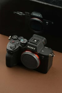 كاميرا سوني A7IV • ملحقات كاملة • توصيل مجاني