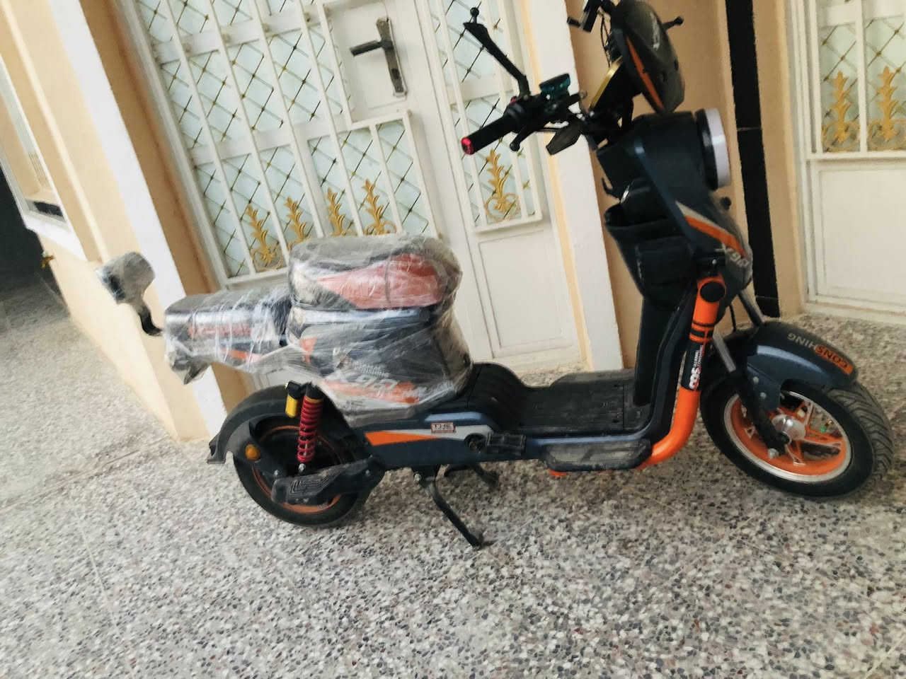 دراجه شحن للبيع x900. بطاريات كبار 5 سرعته 60حقيقي دراجه نضافه 80٪؜ دراجه بيه عطل بس سرع ماتطلع  ونمر كذالك سعر 400وبيه مجال مكان بغداد جسر ديالى  . ***********
