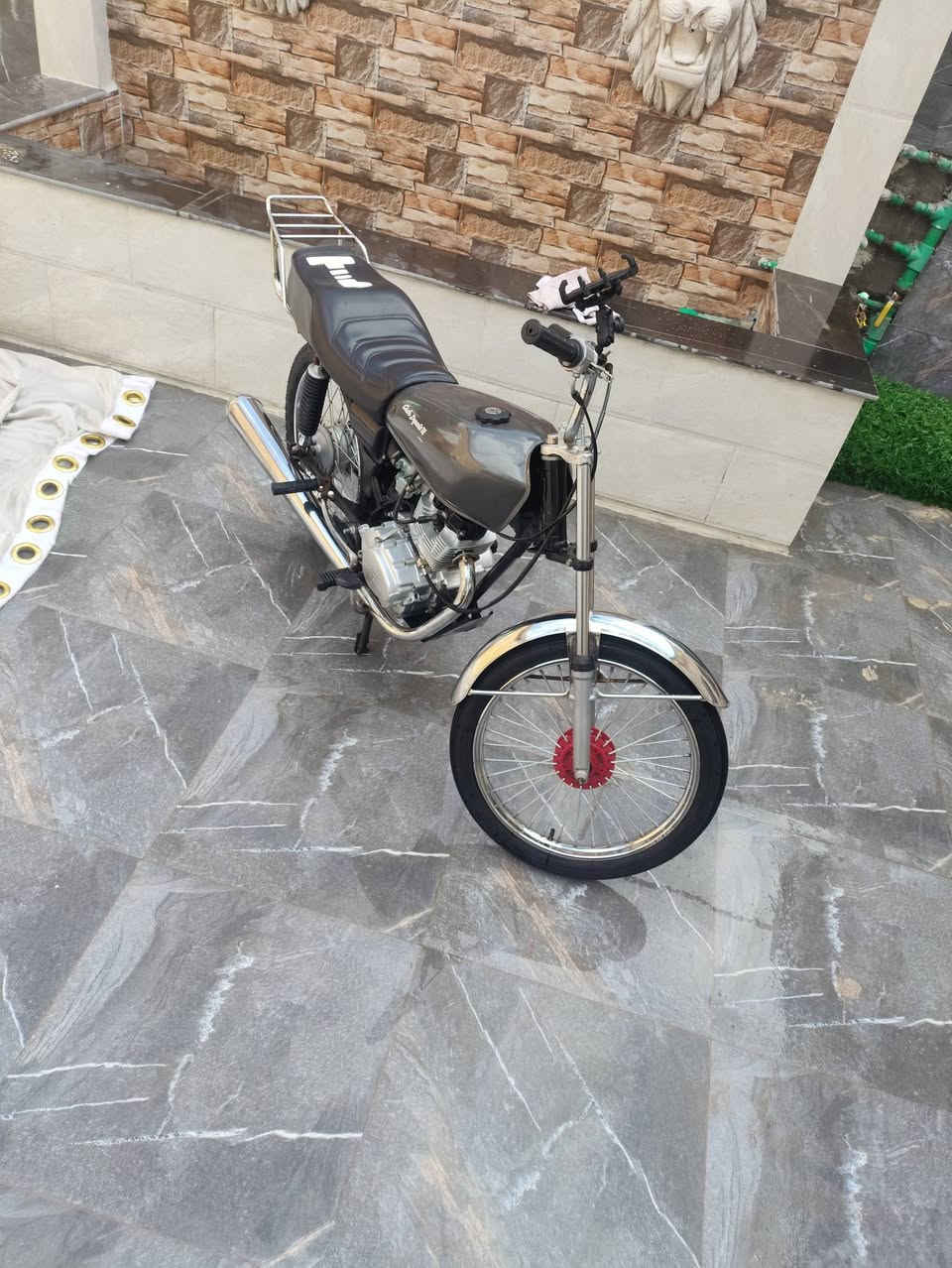 سلام عليكم  دراجه ايراني للبيع سيجي نامه محرك ما مفتوح اصلي المشيف دراجه حلوه شلعه ومعدل قوي دراجه ما عوزه شي دك هندر واطلع دراجه  كلك مكفوله من السرقه سعر 600 وبيه مجال حك. الجيه  ***********
