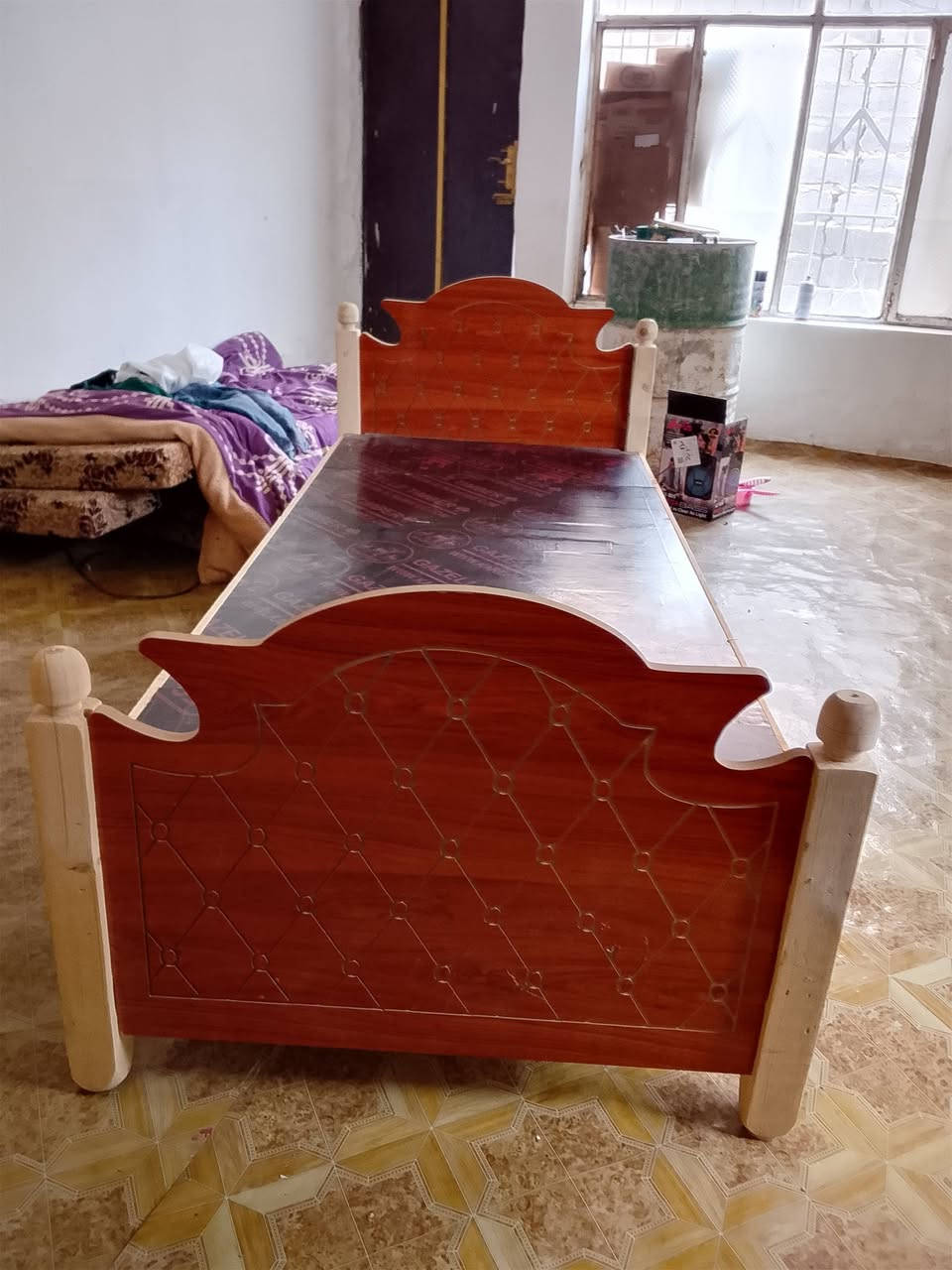 السلام عليكم 
قريولة نفر 1 خشب 
بعدها جديدة استخدام شي قليل 
سعرها 65 وبيها مجال مكاني النساف 
***********
