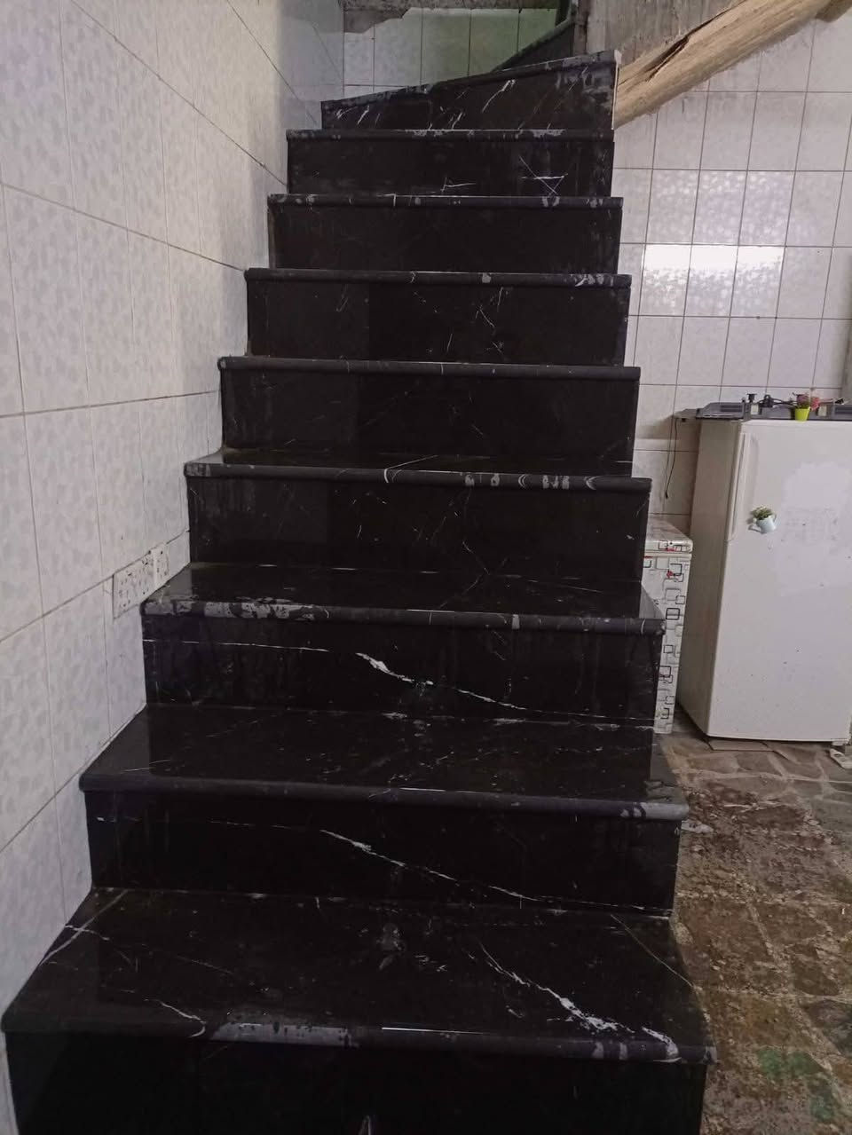 السلام عليكم ورحمه الله وبركاته خلفا سيراميك مصري شغل درجة اول والتزام بلعمل كاجى ومرمر والواح وجدران ووجهات وجدران بفضل الله تسليم مهندسين ***********
