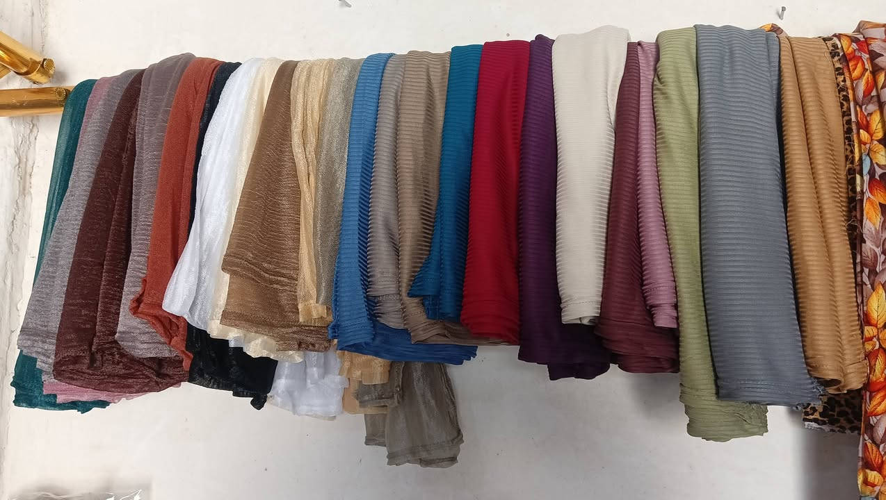 نعلن لكم عن وصول تشكيلة جديدة ومميزة من الأقمشة الفاخرة التي تلبي كافة الأذواق، حيث نحرص دائماً على توفير أجود الخامات بأسعار تنافسية.
​تتضمن تشكيلتنا لهذا الموسم:
​أقمشة الكشمير: تتوفر لدينا خيارات متنوعة بجودة عالية، بأسعار تبدأ من 5,000 دينار وتصل إلى 6,000 دينار للقطعة.
​أقمشة السيواي: نوفر لكم القطعة بسعر 5,000 دينار.
​أقمشة الكريشة: تتوفر لدينا بسعر 6,000 دينار للقطعة.
​الشيلات: تشكيلة واسعة من الألوان والتصاميم بأسعار مناسبة جداً (1,500، 3,000، 4,000، و5,000 دينار).
​نحن بانتظاركم في موقعنا:
العنوان: مجاور روضة سلطان، مقابل مدرسة رفيدة.
​للطلب أو للمزيد من الاستفسار، يسعدنا تواصلكم معنا عبر الاتصال بالرقم التالي:
***********
