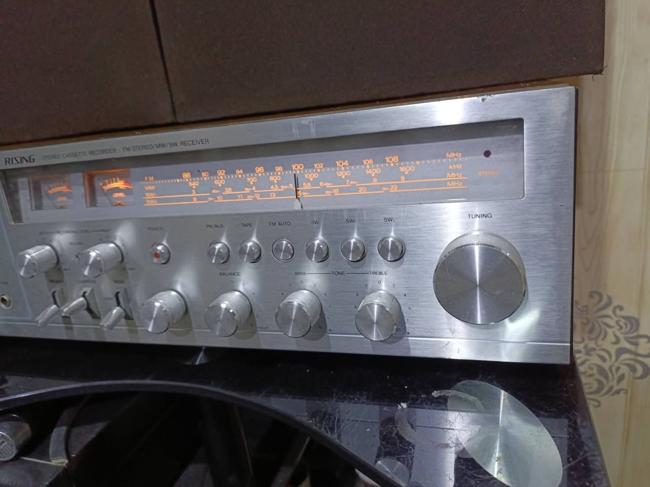 للبيع 
مسجل راديو ( رايزنك.RIZING) 
إستيراد مؤسسه بدايه الثمانينات راديو 4 موجات مع ال fm ..جداً نظيف شغال وبحاله ممتازه جدا خالي من التصليح والعيوب نهائيا بلاد وضع شركه 
للاستفسار (***********) متواجد واتساب ماسنجر.. يوجد توصيل 
 ((السعر مراسله الصفحه))
