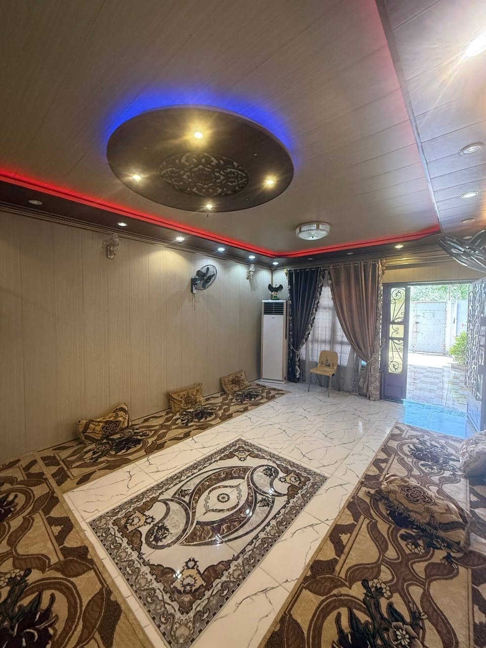 السلام عليكم
بيت للبيع طابو صرف مساحه 400م
بحي وحده
يحتوي علئ
استقبال
صاله عدد 2 
غرف نوم عدد 6 
مجمع صحيات  عدد 2 
طارمه عدد 2
ملاحضه البيت ع شارعين
التواصل ع الرقم ***********
