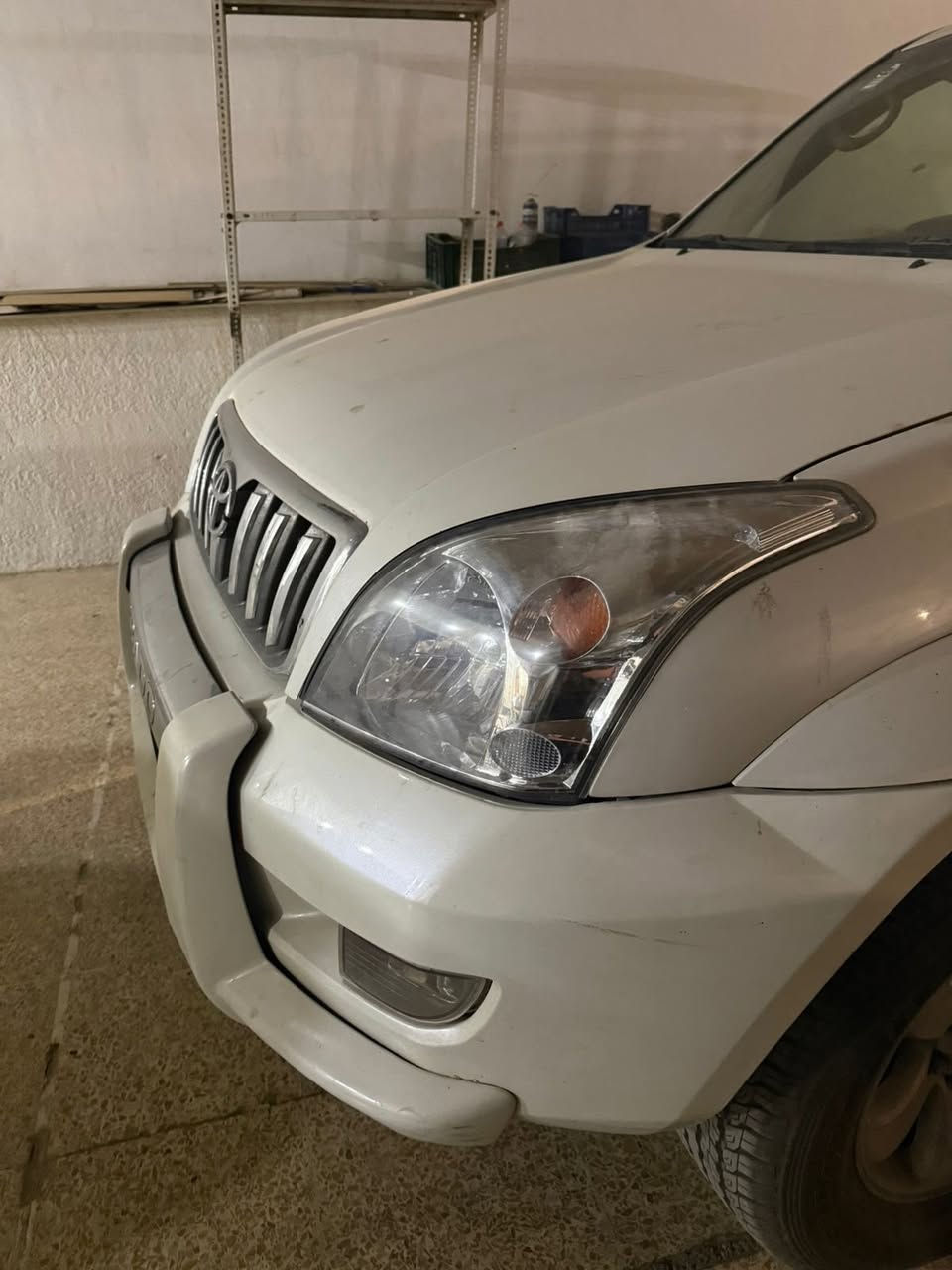 ⸻
🔥 للبيع: تويوتا برادو 2009 VX 🔥

الموديل: 2009
الفئة: VX
المكينة: V6 قوية 
الجير: أوتوماتيك سلس وسريع
الحالة: ممتازة ونظيفة جداً
عداد السيارة: قليل الاستخدام

المواصفات الإضافية:
 • مرايات طي كهربائية ✅
 • مكيف بارد ويدوي ممتاز ❄️
 • ديكورات داخلية أنيقة وجديدة
 • عجلات أصلية بحالة ممتازة
 • نظام صوتي ممتاز 🎵

الحالة الخارجية والداخلية:
 • بيه قطعه صبغ في الجاملغ الخلفي من جه صف السائق 
 • نظيفة جداً متصرف عليه ربع دينار 
 • اسياره بيه منضومة غاز LPG

السعر: 165$ وبيها مجال بسيط 
الموقع: بغداد. السيديه

📞 للتواصل:***********
