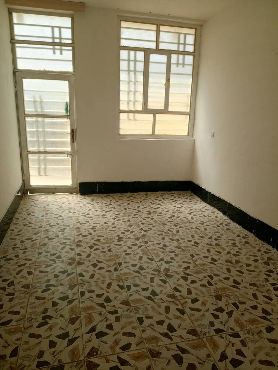 دار للبيع المساحه 100متر طابقين 
ابو خستاوي جهته المرور شارع الغسل نهايته 

خدمات كامله موقع حلو عرض شارع 20متر بناء حديث 

استلام مباشر طابو زراعي سند 25 

السعر //57/وبي مجال//***********//
