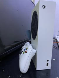 اكس بوكس سيريس S للبيع نضافه 95/100 لوك استيكر الجهاز بمعنه الكلمه نضي...