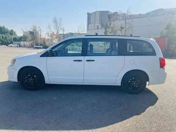 السلام عليكم

للبيع دوج كراند كرفان وارد امريكي موديل 2019 لون ابيض نظيفة جدا مال بيت استخدام شخصي وقليل مداريها ومحافظ عليها 

* رقم جديد اربيل .. سنوية جديدة فقط تحتاج هزة اثناء التحويل واني مبدللها صدر كامل ودسكات جديدة 
* ماشية 86,739 ميل قابل للزيادة
* داخل لونين اسود وبيجي 
 * تشغيل عن بعد 2 بصمة سويج
* ابواب ميكانيك
* جميع النوافذ كهرباء ونوافذ السايق والراكب Auto
* تبريد 3 قطع ومنظومة كاملة جديدة قبل 3 اشهر بدلتها
 * مانع انزلاق
 * تحكم ستيرن وتثبيت سرعة 
 * كشنات قلاب جلد ميكانيك وليست كهرباء
 * ارضيات على طول السيارة مع الجنطة
 * محرك 3,600 
 * ويل اسود اصلي مال GT
 * عدسات وكشافات نوعية ممتازة 
 * سبير مع الجك الاصليات مالتها 
 * فتحة فيت بم والفيت بم جديد قبل 3 اشهر بدلته
 * بلكات جديدة قبل اسبوعين بدلتهن
 * دهن محرك وكير جديد افضل نوعية
 * محرك كير وكهربائيات كلشي بيها كامل وممتاز وعلى الفحص
 * فرس ارضي وسطي طويل 

 * حادثها كما موضح بالصور باب سلايد وجاملغ خلفي العكس السايق وثنينهن راجعات بارد ونص الجاملغ الخلفي بي صبغ و الجاملغ الامامي مرشرش ربعه 
باقي السيارة نظيف جدا
 * ايرباك فقط البردة عكس السايق الباقي كله سليم
 * الشاصي سليم ومكفول 

باقي التفاصيل موجودة بالصور مع رقم الشاصي

السعر 179 ورقة وبيها مجال بسيط

مكان السيارة بغداد العامرية او حي الخضراء

للتواصل على رقم *********** متوفر واتس اب
