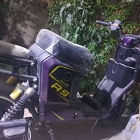 عندي دراجه شحن ار 9 جديده ما مستخدمه هواي اريدابيعه حجم البطاريه كبير ...