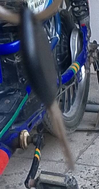 السلام عليكم دراجه حمرة للبيع كاملة مكملة بس كفراتها تعبانه السعر 600 والزكه كلشي مابيها ب 235 وبيهن مجال  العنوان بغداد شرطه الخامسة سويب 