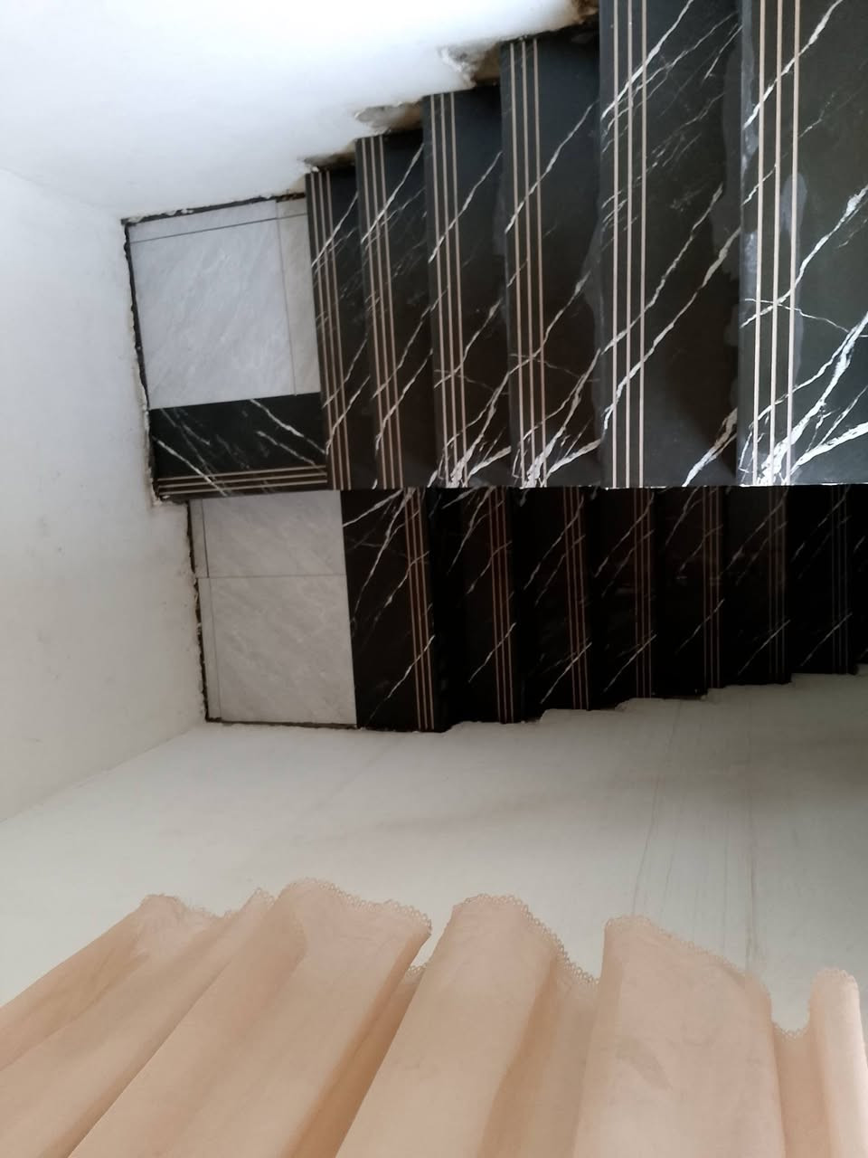 سلام عليكوم 
اسطه سراميك جداري وارضي
متفرغ حالين 
مكاني موصل 
***********
***********
