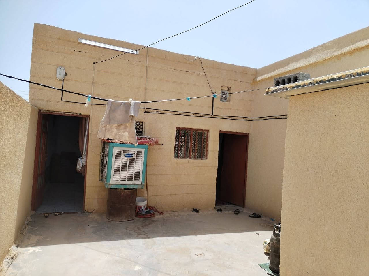 يالله) بيت للبيع جاهز مجهز سيراميك بورسلين مساحة البيت 115 متر يتكون لبيت من غرفة نوم كبيره وصاله ومطبخ وصحيات وطارمة كبيره ماء وكهرباء وتبليط لباب لبيت يعني جميع الخدمات متوفره البيت يصلح سكن او حسينيه العنوان كربلاء طريق نجف كربلاء عمود 900 الشارع زوار كلش قريب علي للأستفسار ***********
