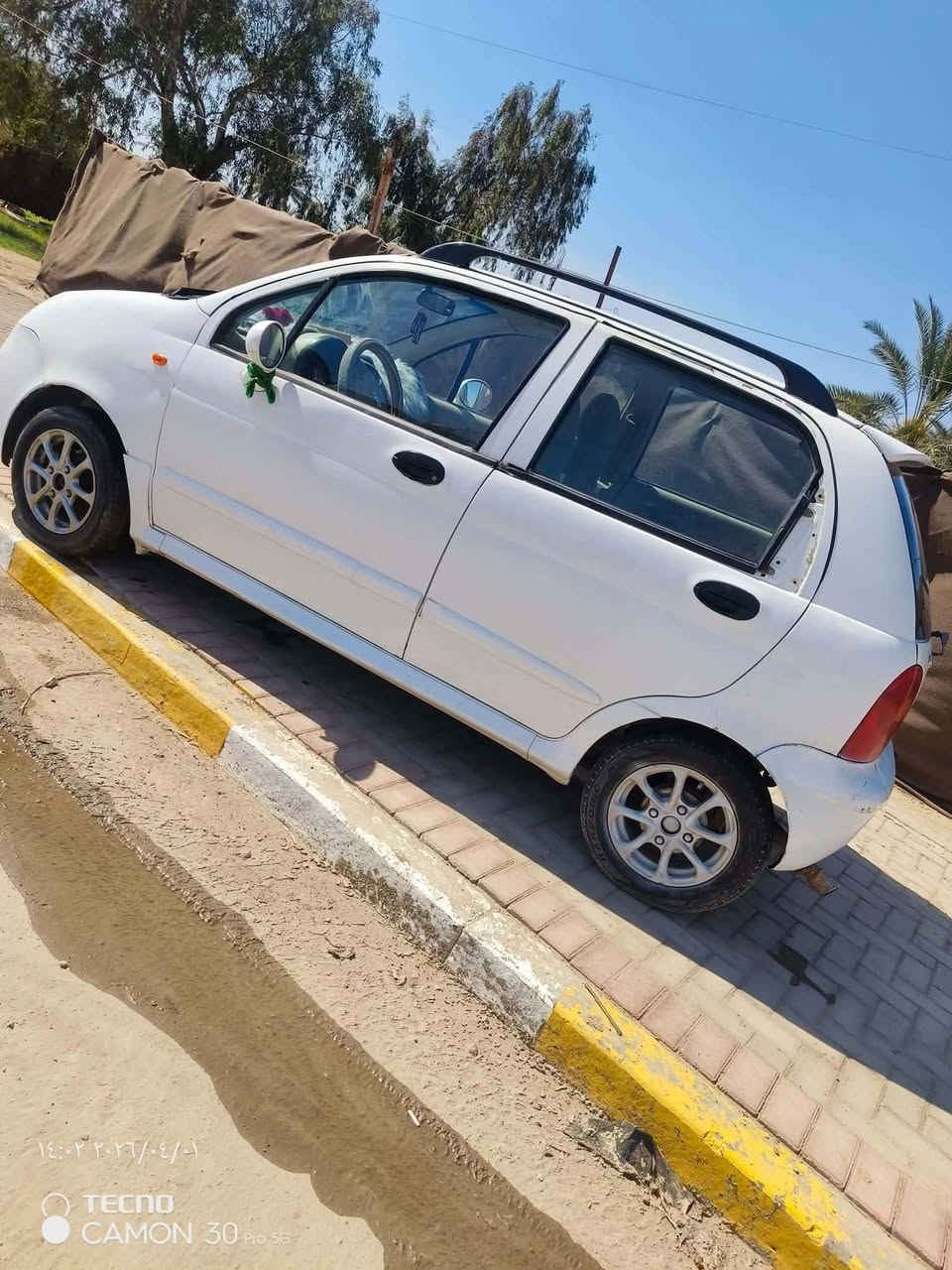 📢 بيان عاجل من "كيوكيو" البيضاء.. رداً على اتهامات الغدر! 🚗💨
يا جماعة، شفت صاحبي ناشر ومنقهر ويقول "باعت العشرة".. حبيت أوضح موقفي قبل لا أنباع وتأخذون عني نظرة غلط!

أني كيوكيو 2012، صارلي سنين صابرة وياه، أصعده بالحر والبرد، وما يوم قلتله "آخ".. بس هو عينه صارت على غيري! وقرر يبيعني بدم بارد.

المواصفات اللي راح يخسرها:
بياضي الناصع: لون أبيض يلمع، موديل 2012، ورقمي بغداد إنكليزي.. يعني أرفع راسه وين ما يروح.

قلبي القوي: محركي 1500، 4 سلندر، أنظف من الشاشة اللي تقرون بيها.. أدوس وأشمر وما أقول لا.

برودي القاتل: تبريدي شغال ويثلج، يعني اللي ياخذني ينسى الصيف وحر الصويرة.

رشاقتي: كير أوتوماتيك، يعني اللي يسوقني يحس نفسه قاعد بمرجوحة، مو بسيارة!

كلمة أخيرة قبل ما أنتقل لبيت جديد:
أني باسمه، والتحويل ثاني يوم (يعني ما عندي سوابق!). مكاني بحي الغدير بالصويرة، ومنتظرة "شريك حياة" جديد يعرف قيمتي وما يقول عني غدارة.

💵 المهر المطلق:
صاحبي يريد 26 ورقة، ويقول "بيها مجال بسيط" للي قلبه حنين ويفتهم بالسيارات النظيفة.

📞 للي يريد يخلصني من هذا "المغدور":
***********
