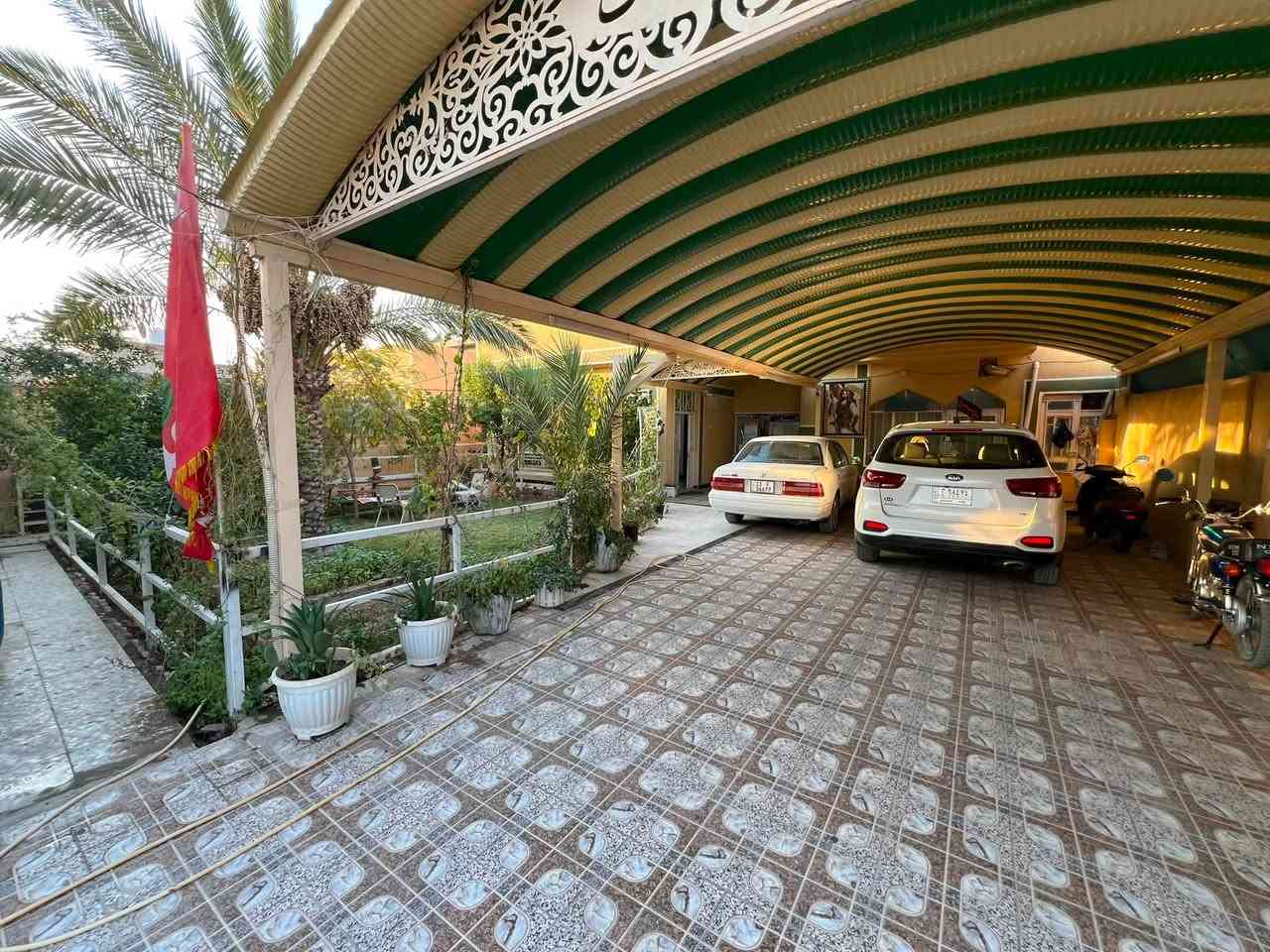 السلام عليكم
دار للبيع مــساحه 450م على شارع 60 حي الحكيم الاولى نزله عميد جادر شارع المدارس  قرب المختار يحتوي على 3 غرف نوم  
اضافه استقبال مع هول داخلي كبير ومطبخ 6><4 وحديقه كبيره مع كراج يتسع 4 سيارات  واضافه الطابق العلوي يحتوي على حمام مع صاله وغرفه نومه  /مع السطح اشتايكر والطابق العلوي مغلف ابيزوكام 
كذالك يحتوي على محلات تجاريه سوبر ماركت مع حلاقه الاستفسار الاتصال ع الارقام 
***********
***********

